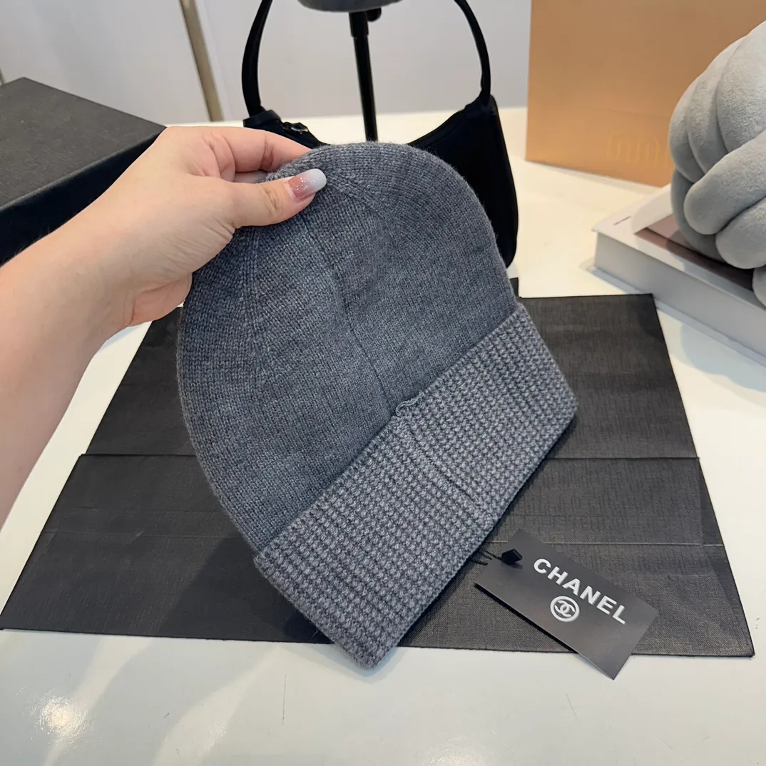 P60 Chanel official website quality Chanel autumn and winter woolen hat recommended by Internet celebrity fashion bloggers, Xiaohongshu hot style, super soft and comfortable knitted woolen hat with excellent elasticity!
