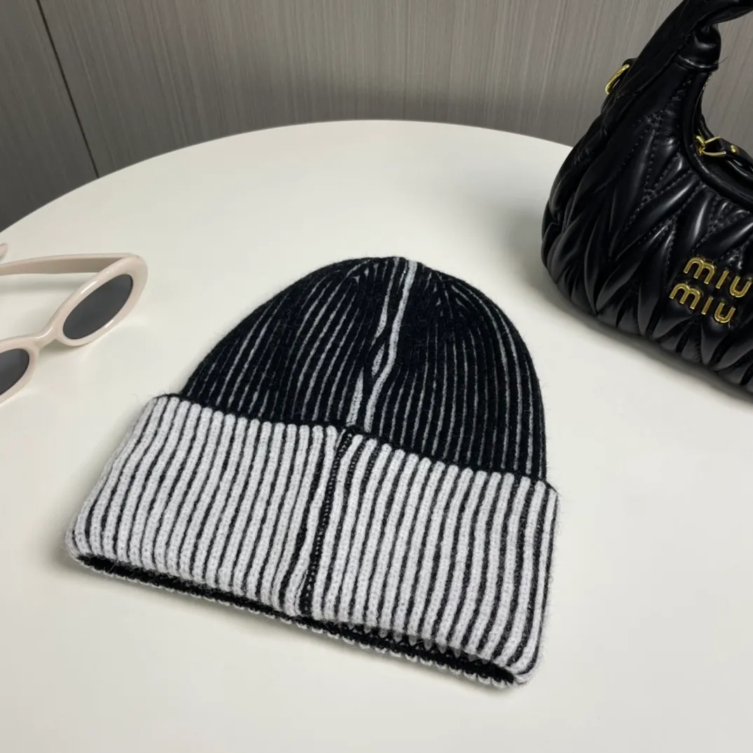 P56 comes with dust bag 🌺 [CHANEL] New knitted hat, Xiaohongshu, the main recommendation of major Internet celebrities! Thicker and warmer, fashionable and popular🌸First-class texture, the best brand for keeping warm in autumn and winter, order now, limited quantity available