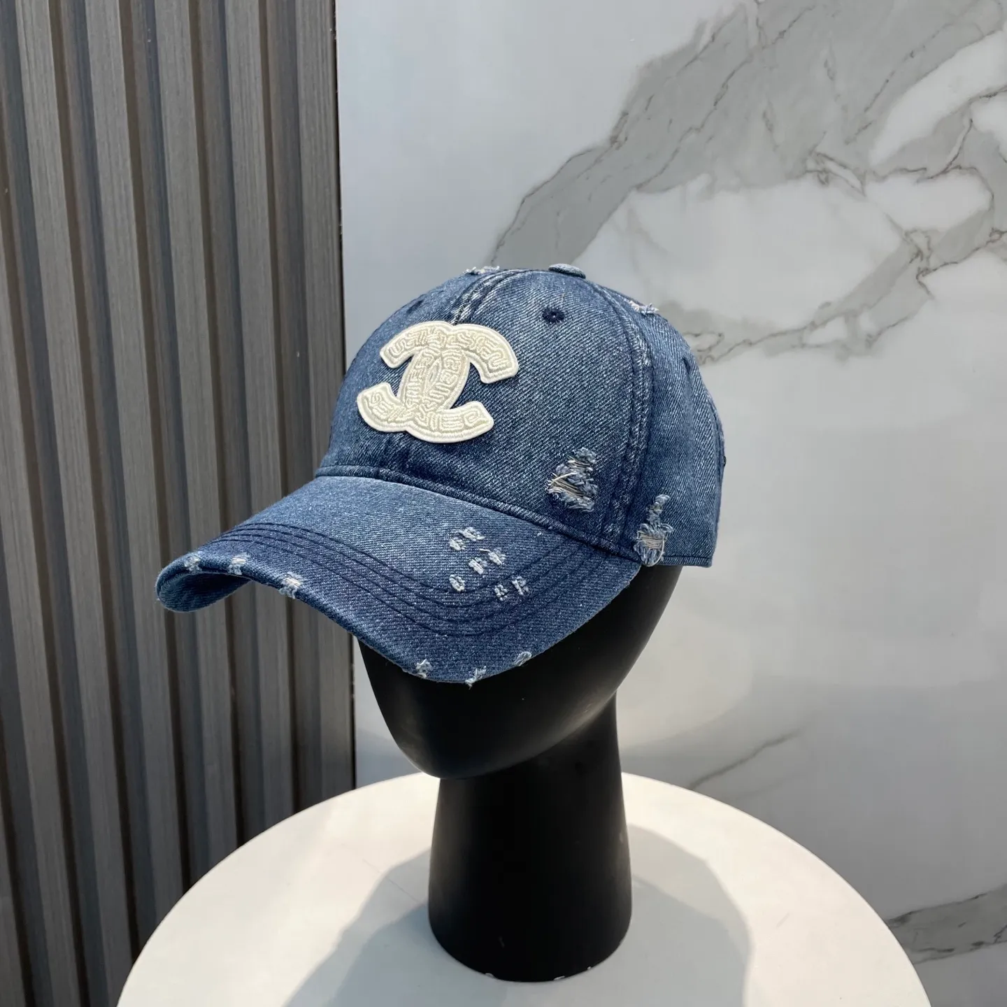 P66 Chanel's new washed denim baseball cap has a hot technology upgrade, and the washed denim style is full of street style. It is more in line with the style of today's fashionable boys and girls. The airport street shots are super cool!