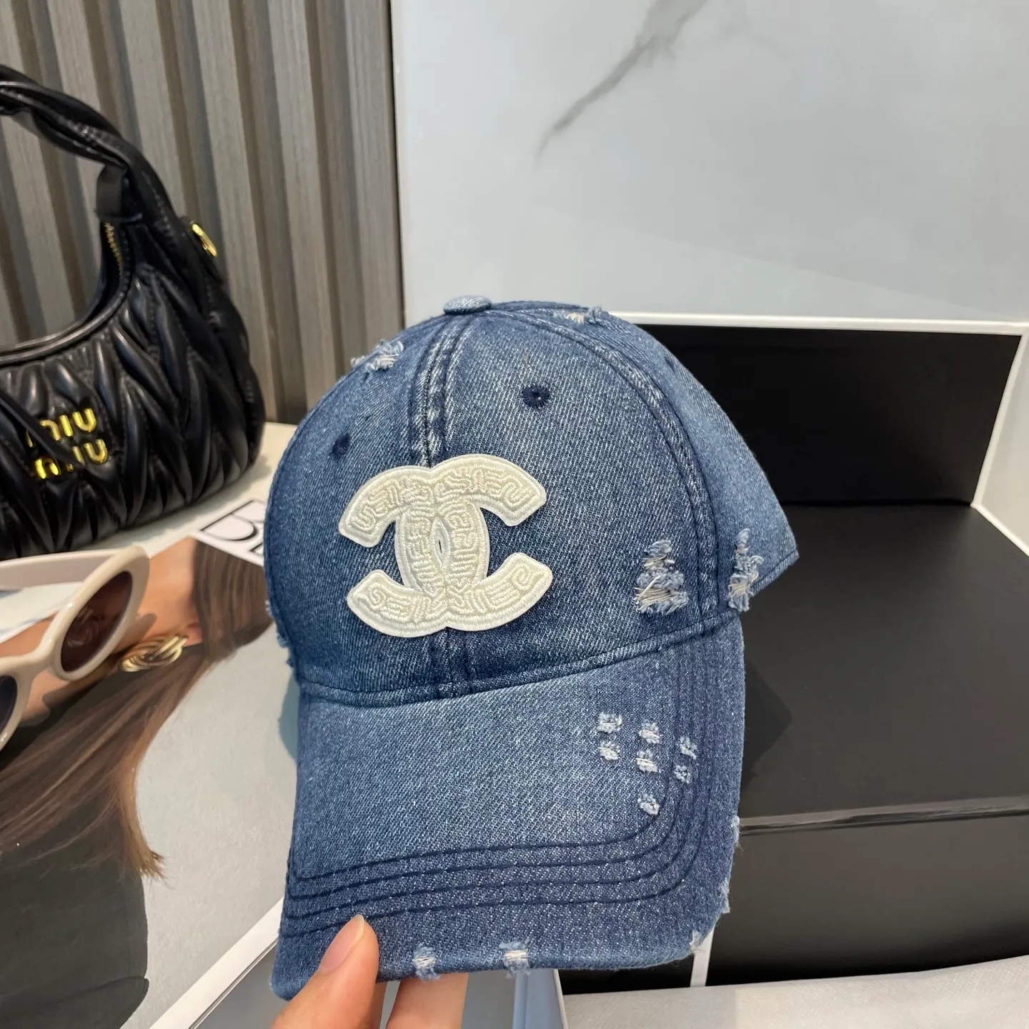 P66 Chanel's new washed denim baseball cap has a hot technology upgrade, and the washed denim style is full of street style. It is more in line with the style of today's fashionable boys and girls. The airport street shots are super cool!