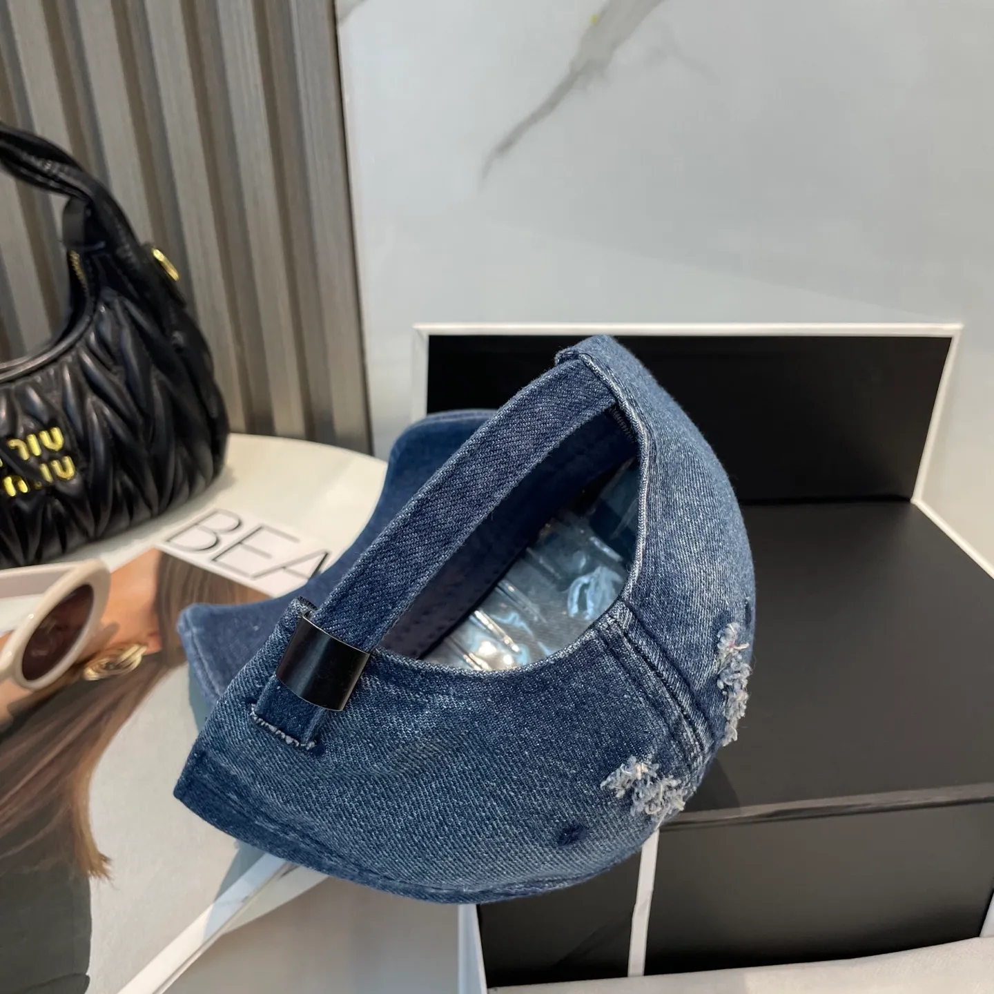 P66 Chanel's new washed denim baseball cap has a hot technology upgrade, and the washed denim style is full of street style. It is more in line with the style of today's fashionable boys and girls. The airport street shots are super cool!