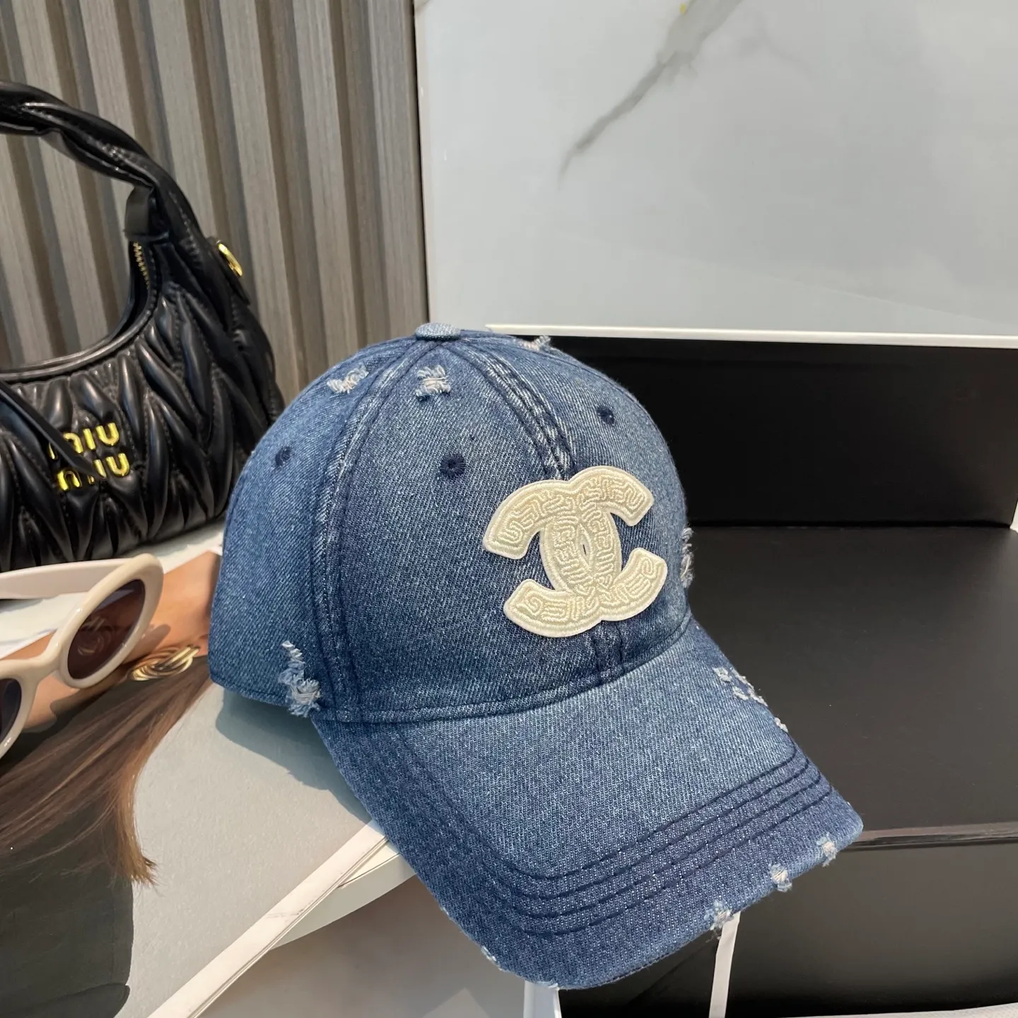 P66 Chanel's new washed denim baseball cap has a hot technology upgrade, and the washed denim style is full of street style. It is more in line with the style of today's fashionable boys and girls. The airport street shots are super cool!