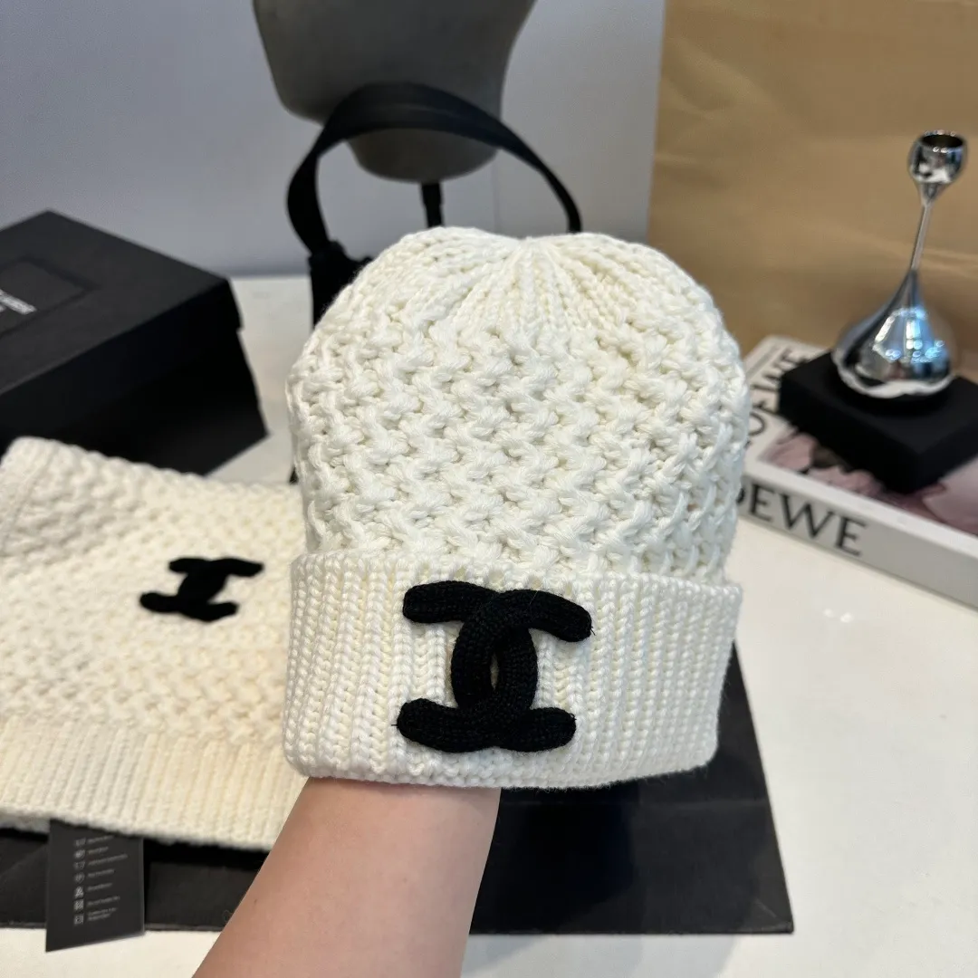 P180 CHANEL Chanel. Classic wool suit🌟hat+scarf, warm and super comfortable~A great tool for young ladies to reduce their age in winter~This winter, all you need is a set of hats~warm and fashionable