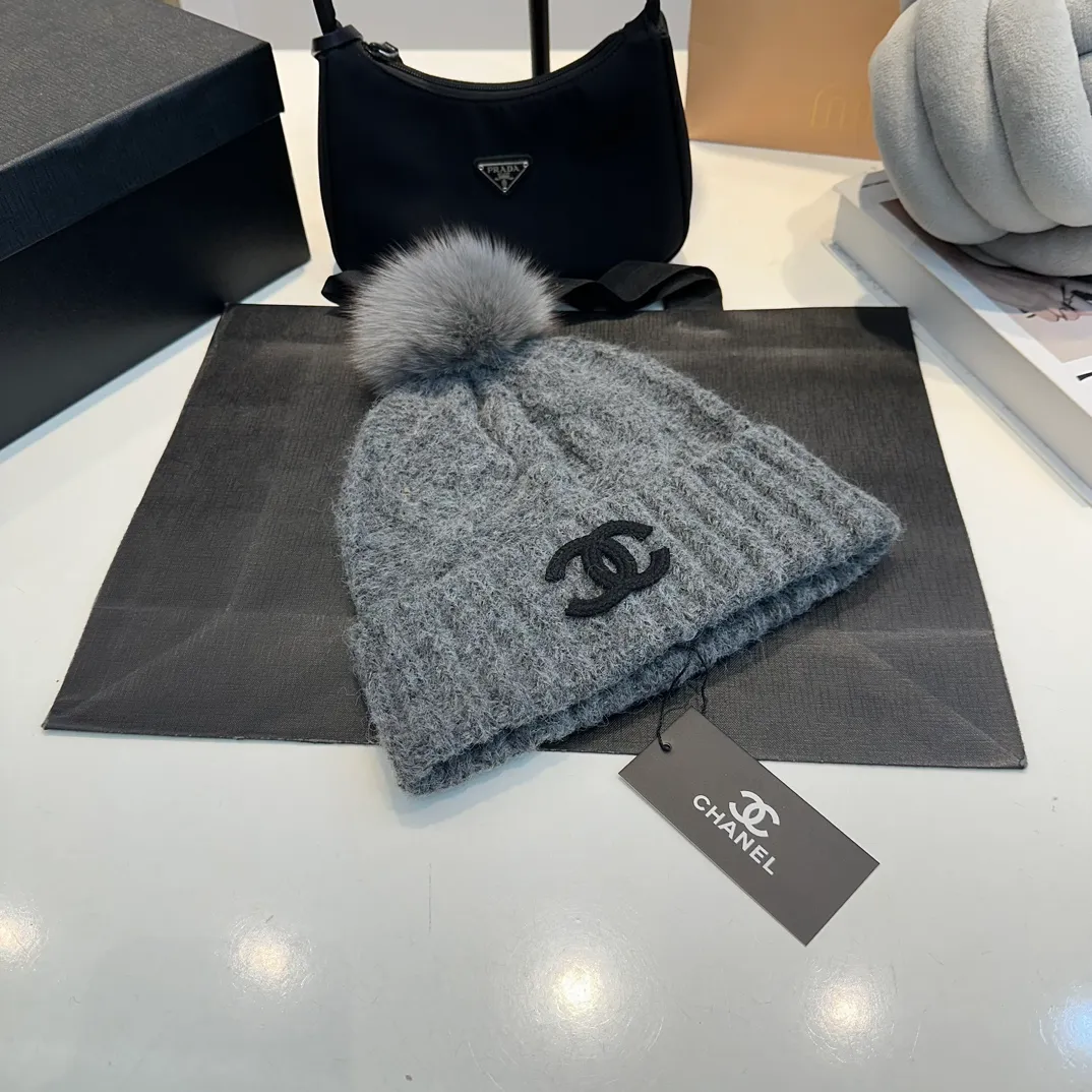 P90 CHANEL Chanel Orphan Fur Ball Autumn and Winter New Big Brand Wool Knitted Beanie One-size-fits-all, complete with tags ~ Very easy to match when out on the street!