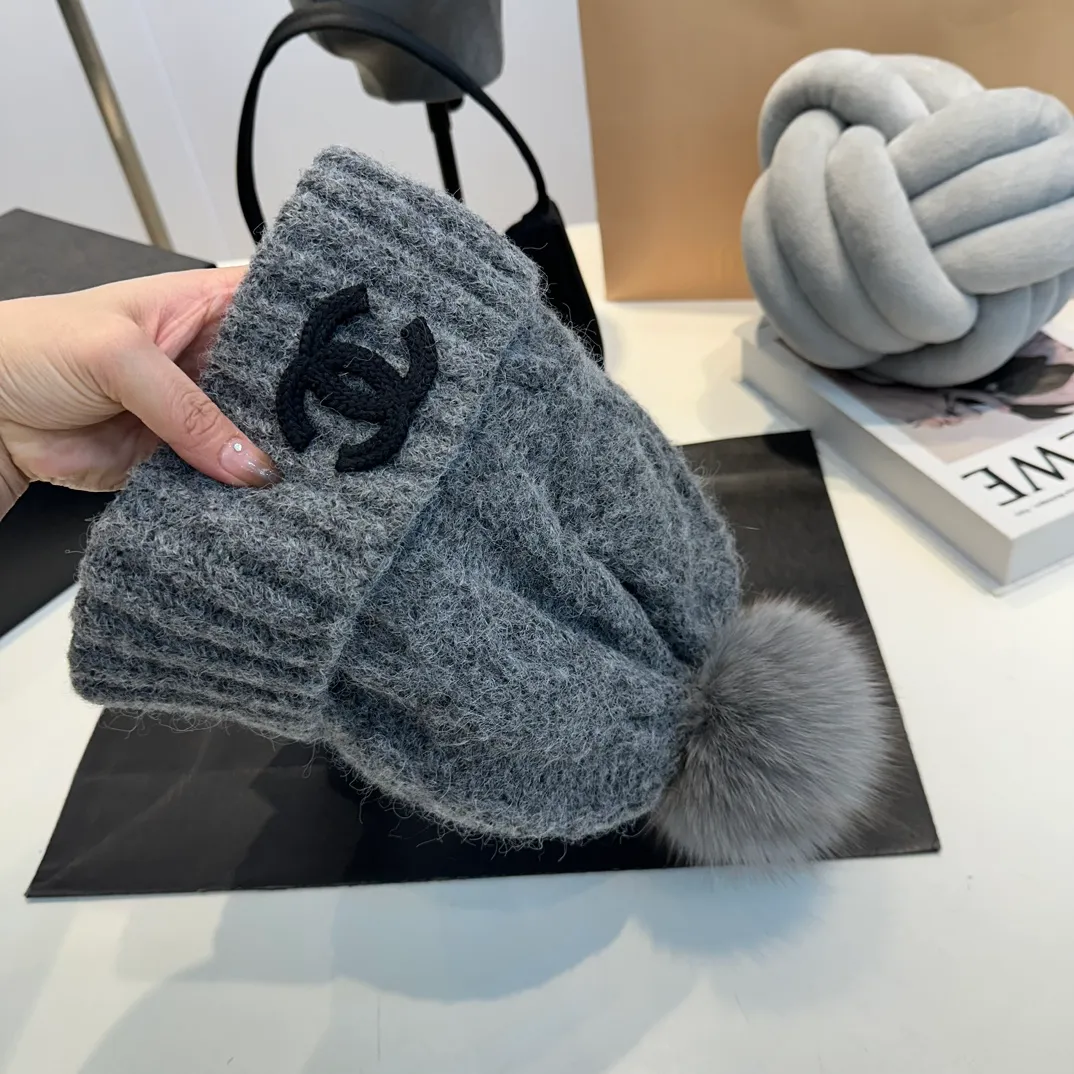 P90 CHANEL Chanel Orphan Fur Ball Autumn and Winter New Big Brand Wool Knitted Beanie One-size-fits-all, complete with tags ~ Very easy to match when out on the street!