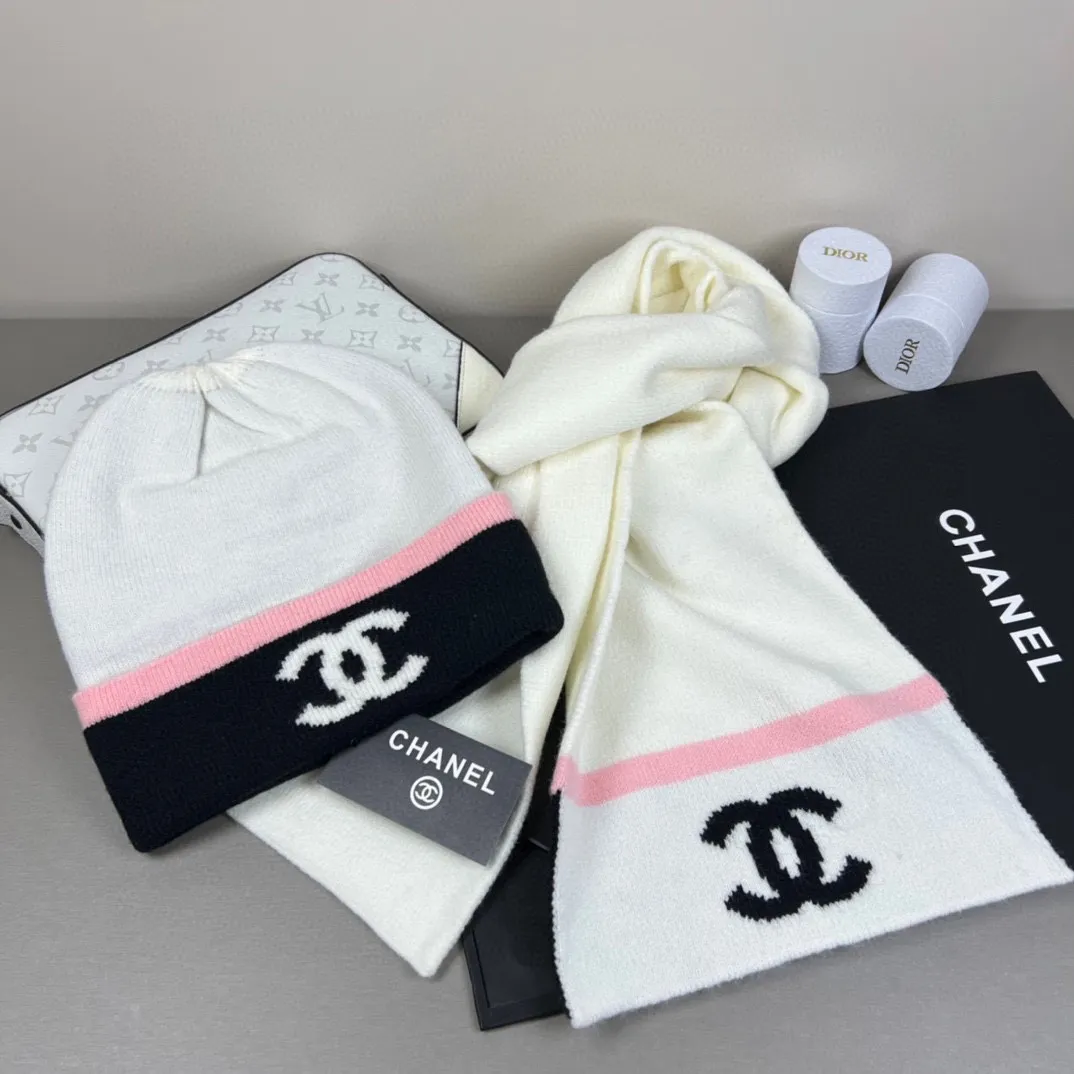 P150 CHANEL Xiaohongshu popular style, official website new classic suit hat! Hat ➕Scarf! It feels great in hand! It’s warm and super comfortable. This winter, all you need is a hat set like this. It’s warm and fashionable! Welcome to choose!!