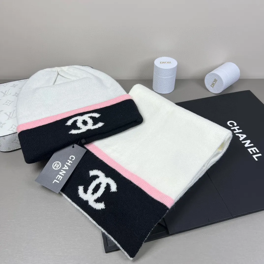 P150 CHANEL Xiaohongshu popular style, official website new classic suit hat! Hat ➕Scarf! It feels great in hand! It’s warm and super comfortable. This winter, all you need is a hat set like this. It’s warm and fashionable! Welcome to choose!!