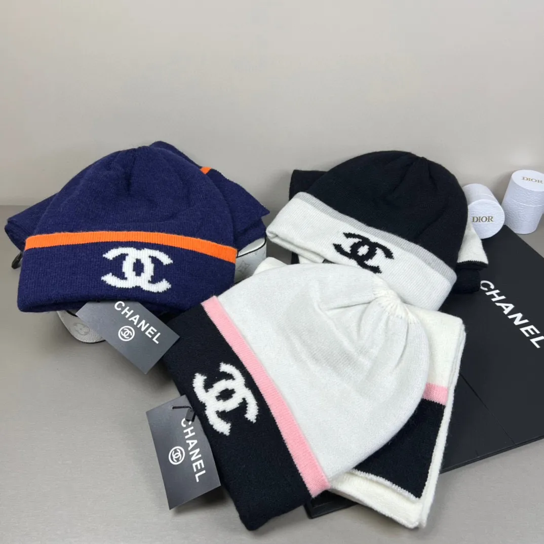 P150 CHANEL Xiaohongshu popular style, official website new classic suit hat! Hat ➕Scarf! It feels great in hand! It’s warm and super comfortable. This winter, all you need is a hat set like this. It’s warm and fashionable! Welcome to choose!!