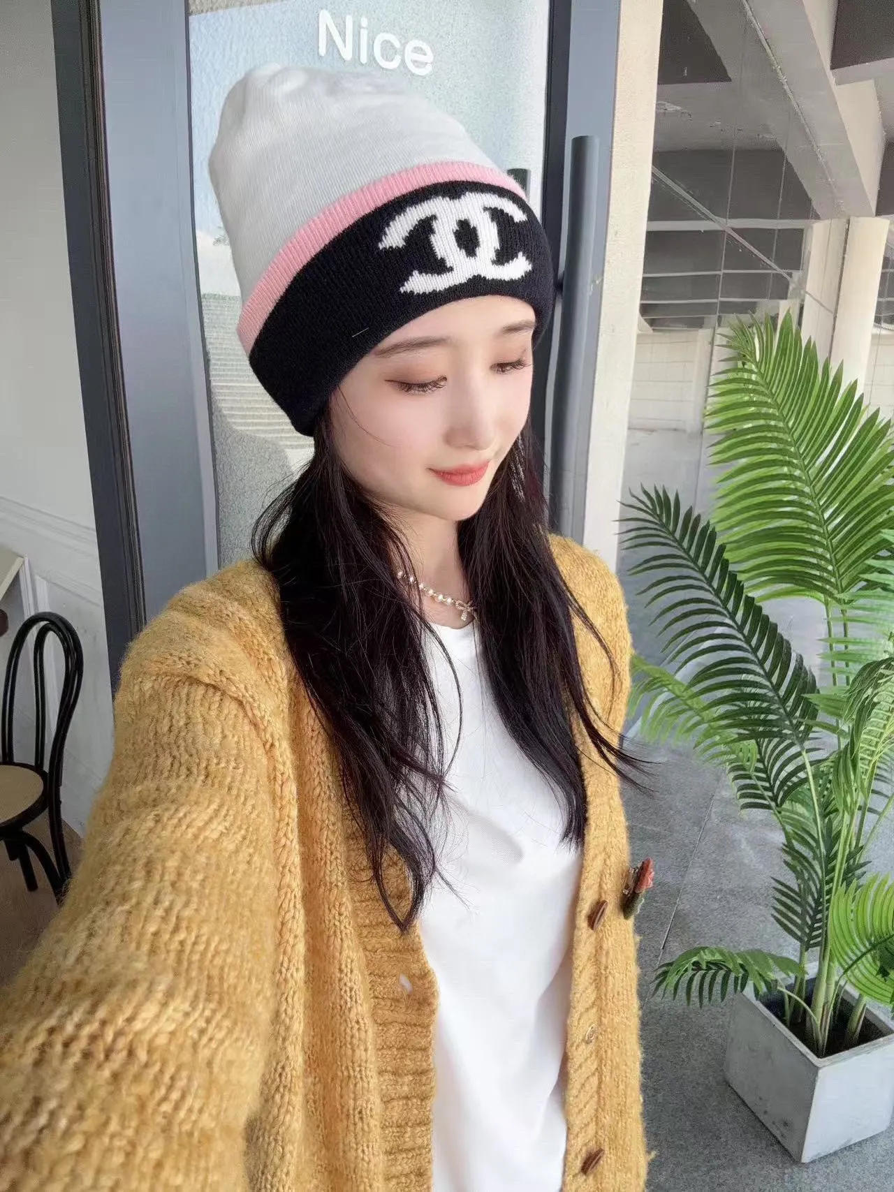 P150 CHANEL Xiaohongshu popular style, official website new classic suit hat! Hat ➕Scarf! It feels great in hand! It’s warm and super comfortable. This winter, all you need is a hat set like this. It’s warm and fashionable! Welcome to choose!!