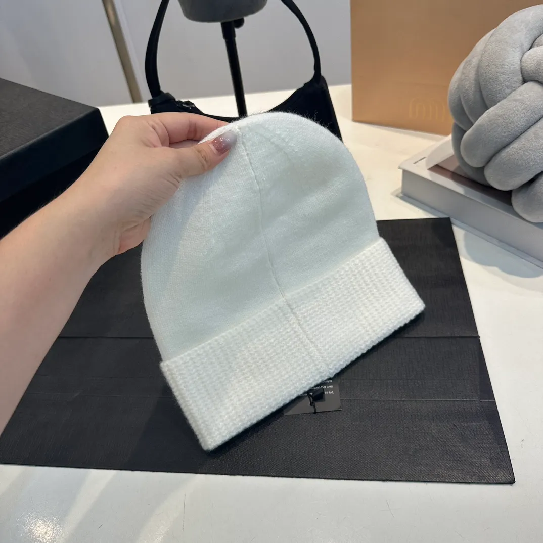 P60 Chanel official website quality Chanel autumn and winter woolen hat recommended by Internet celebrity fashion bloggers, Xiaohongshu hot style, super soft and comfortable knitted woolen hat with excellent elasticity!
