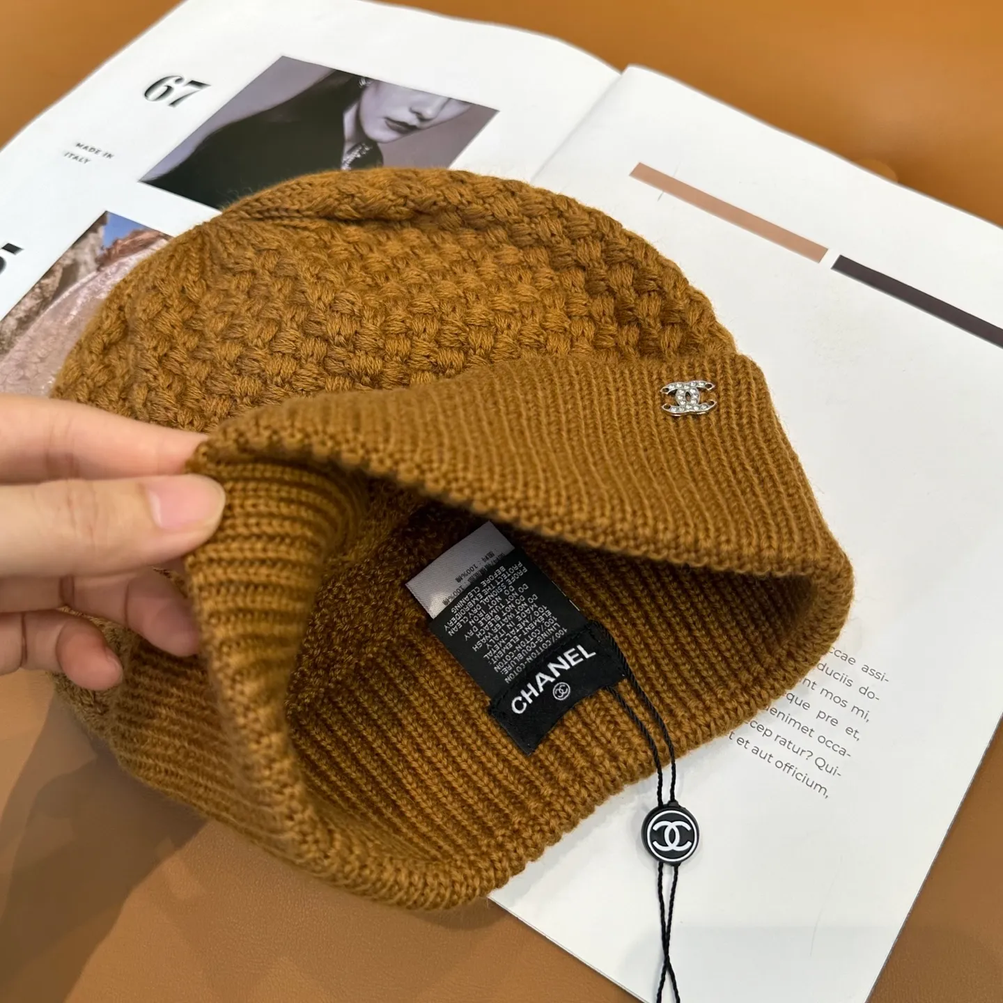 P74 Chanel's official website quality Chanel autumn and winter knitted hat recommended by internet celebrity fashion bloggers hides a quiet sense of luxury. Every line is neat and elegant, simple but not simple, generous and stylish. Every detail demonstrates high-end taste, and the sense of fashion becomes more and more intriguing in its restraint.