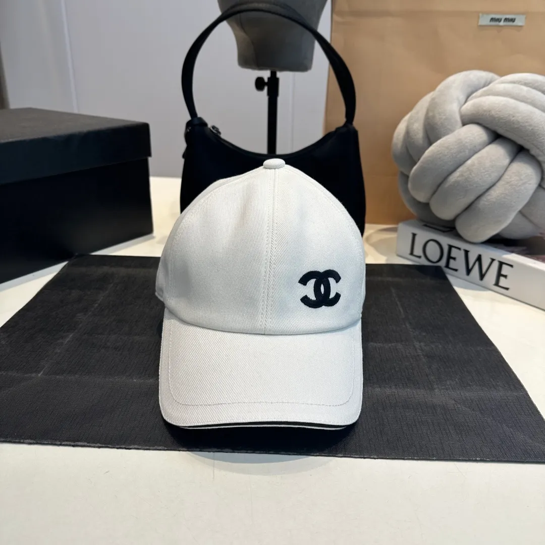 P90 These Chanel baseball caps are a must-have! The classic three colors of black, white and navy are simple and elegant. The iconic double C logo is super eye-catching and instantly enhances the fashion level💯. Whether it is paired with casual wear or a small dress, it can easily hold the whole audience~