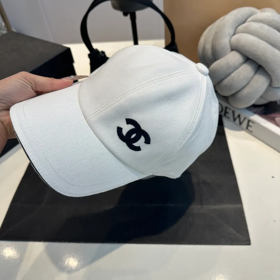P90 These Chanel baseball caps are a must-have! The classic three colors of black, white and navy are simple and elegant. The iconic double C logo is super eye-catching and instantly enhances the fashion level💯. Whether it is paired with casual wear or a small dress, it can easily hold the whole audience~