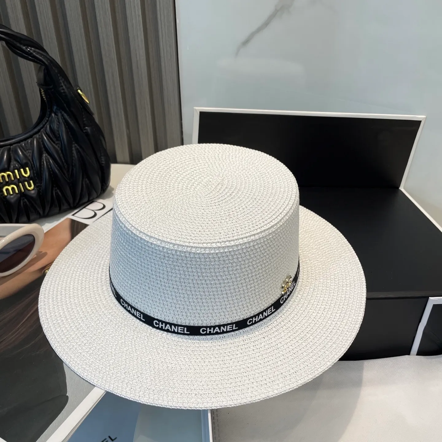 P70 CHANEL high-end flat-top straw hat is versatile and does not matter the face shape. The flat brim does not block the line of sight. It is more practical. It is easy to wear for daily use and travel. It has an Instagram style. Especially photogenic. It has an adjustment strap inside.