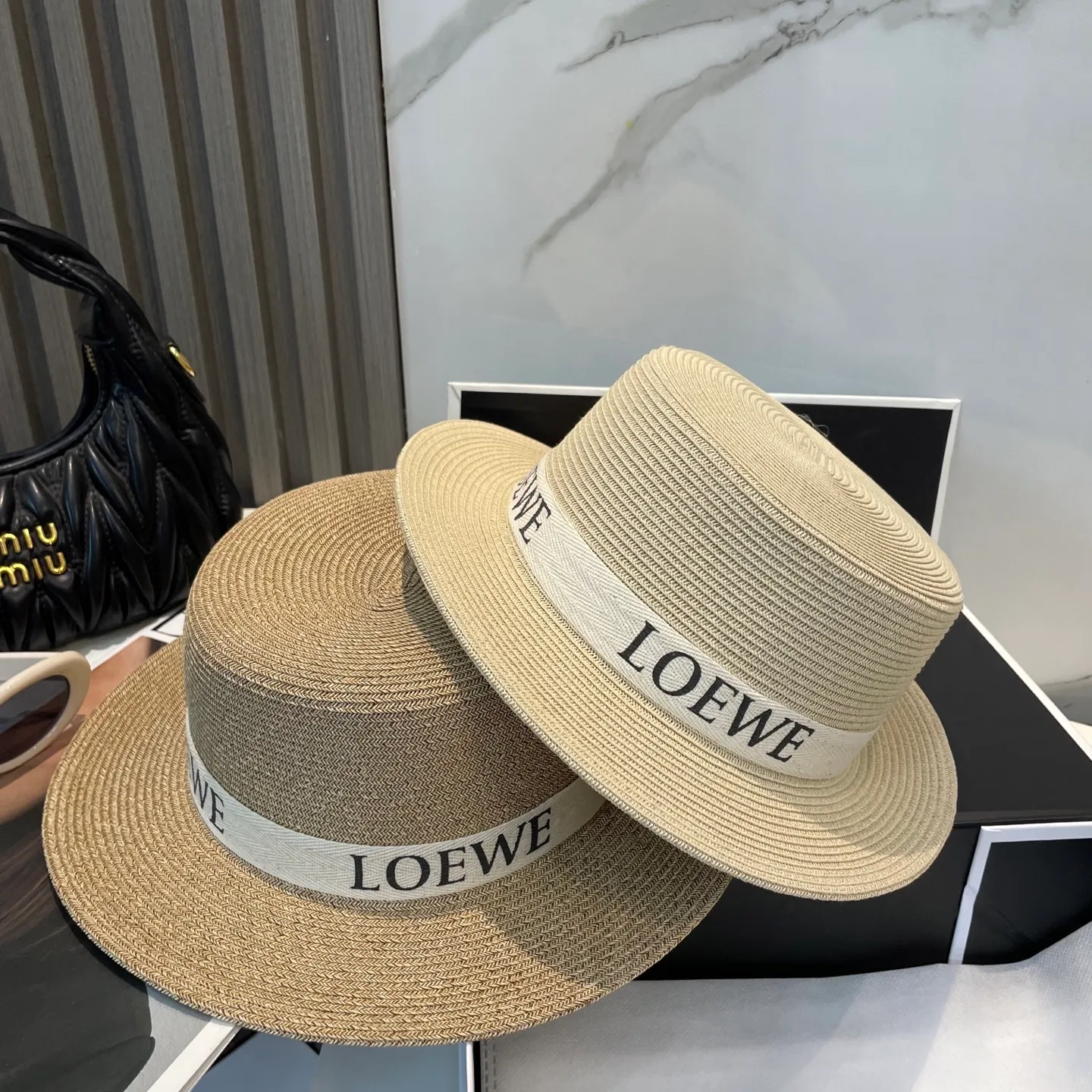 P80 CHANEL high-end flat-top straw hat is versatile and does not matter the face shape. The flat brim does not block the line of sight. It is more practical. It is easy to wear for daily use and travel. It has an Instagram style. Especially photogenic. It has an adjustment strap inside.