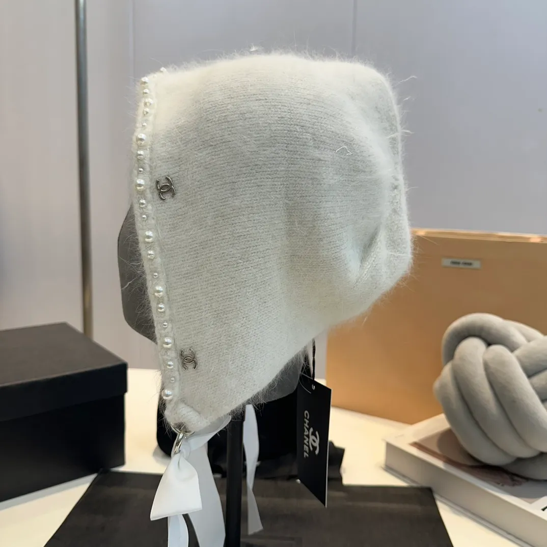 P110 CHANEL Autumn and Winter Angora Rabbit Wool Knitted Thick Cuffed Beanie. The year-end heavy-duty high-looking fairy knitted hat, super fairy angora rabbit wool, the color is very sweet, very versatile, not picky, and feels extremely soft and waxy. Highly elastic rabbit wool does not deform.