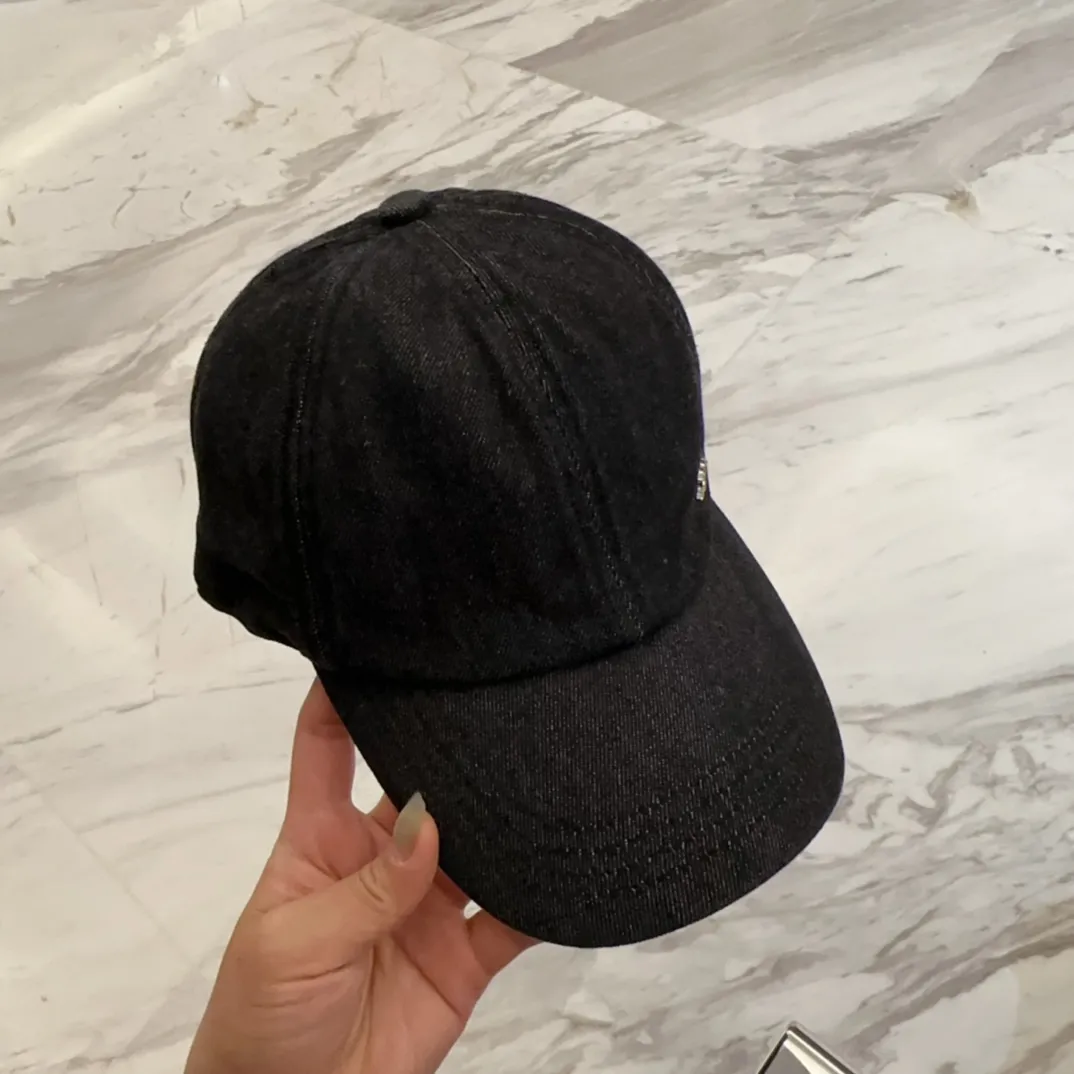 💰80 CHANEL Chanel new style🆕denim blue retro style baseball cap🔸 Take it out for holiday travel and look beautiful❕ Second-hand style. This kind of hat is not easy to match 😬 Ready in stock