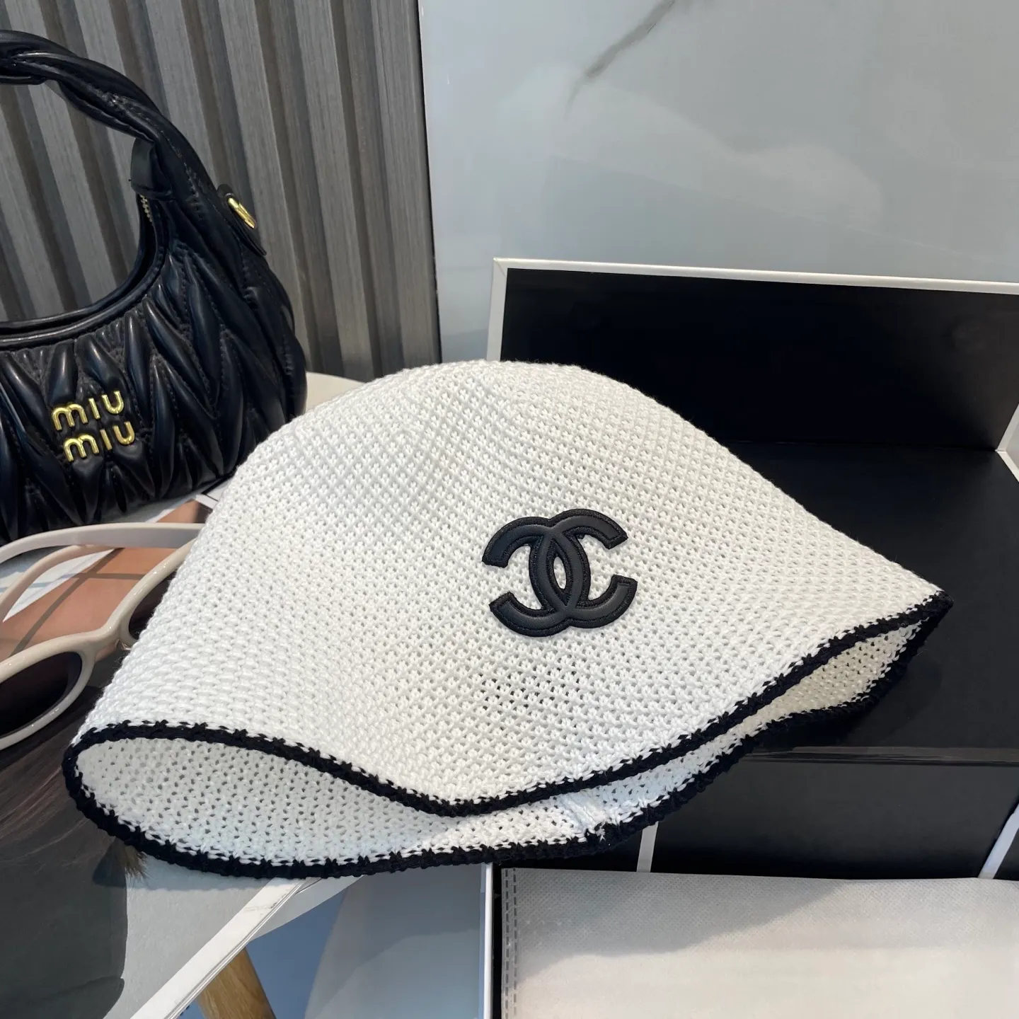 P60 is hot🔥The fashionable little item on the whole network is here, the Chanel 25c bucket hat is here, the versatile color + lambskin logo is really high-quality, and the key point is that it looks super good when worn. It is super small in appearance, French style for celebrities, can be worn in all seasons👍👍👍It can be folded and stored