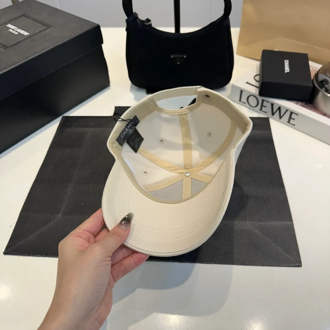P60 Chanel's new autumn and winter classic casual and trendy style simple baseball cap🧢Japanese and Korean style, looks great with any combination! A must-have when traveling