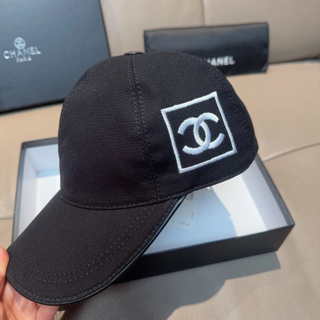 p90, Chanel (Chanel) original baseball cap, the same double C embroidery as the Internet celebrity, 1:1 mold opening and customization at the counter, original canvas fabric + first-layer cowhide, light and breathable! The quality is great, the basic head circumference is 56cm, and the patch is adjustable. Available in black and white