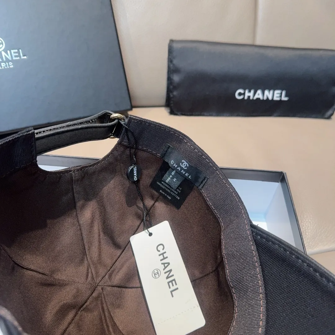 p90, Chanel (Chanel) original baseball cap, the same double C embroidery as the Internet celebrity, 1:1 mold opening and customization at the counter, original canvas fabric + first-layer cowhide, light and breathable! The quality is great, the basic head circumference is 56cm, and the patch is adjustable. Available in black and white