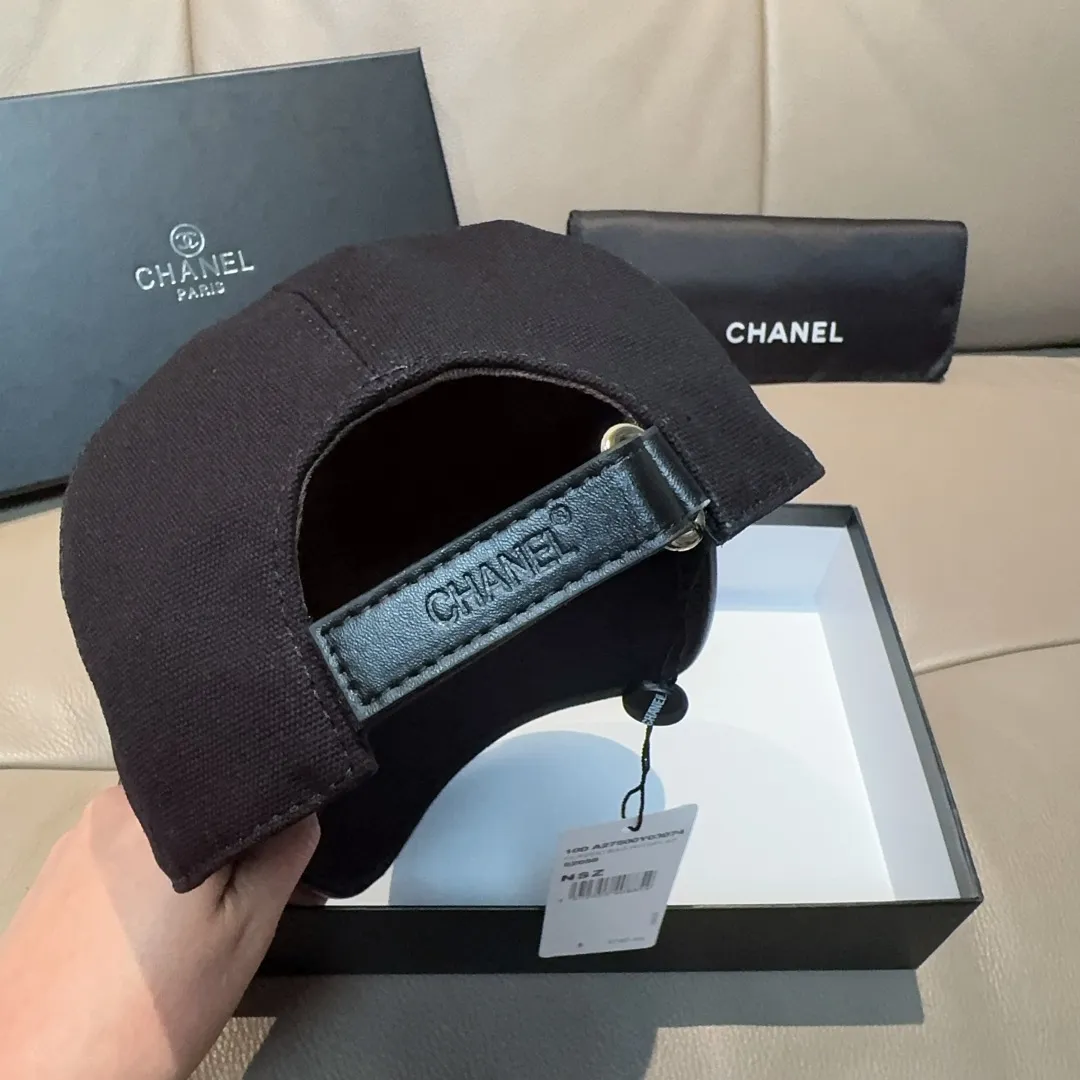 p90, Chanel (Chanel) original baseball cap, the same double C embroidery as the Internet celebrity, 1:1 mold opening and customization at the counter, original canvas fabric + first-layer cowhide, light and breathable! The quality is great, the basic head circumference is 56cm, and the patch is adjustable. Available in black and white