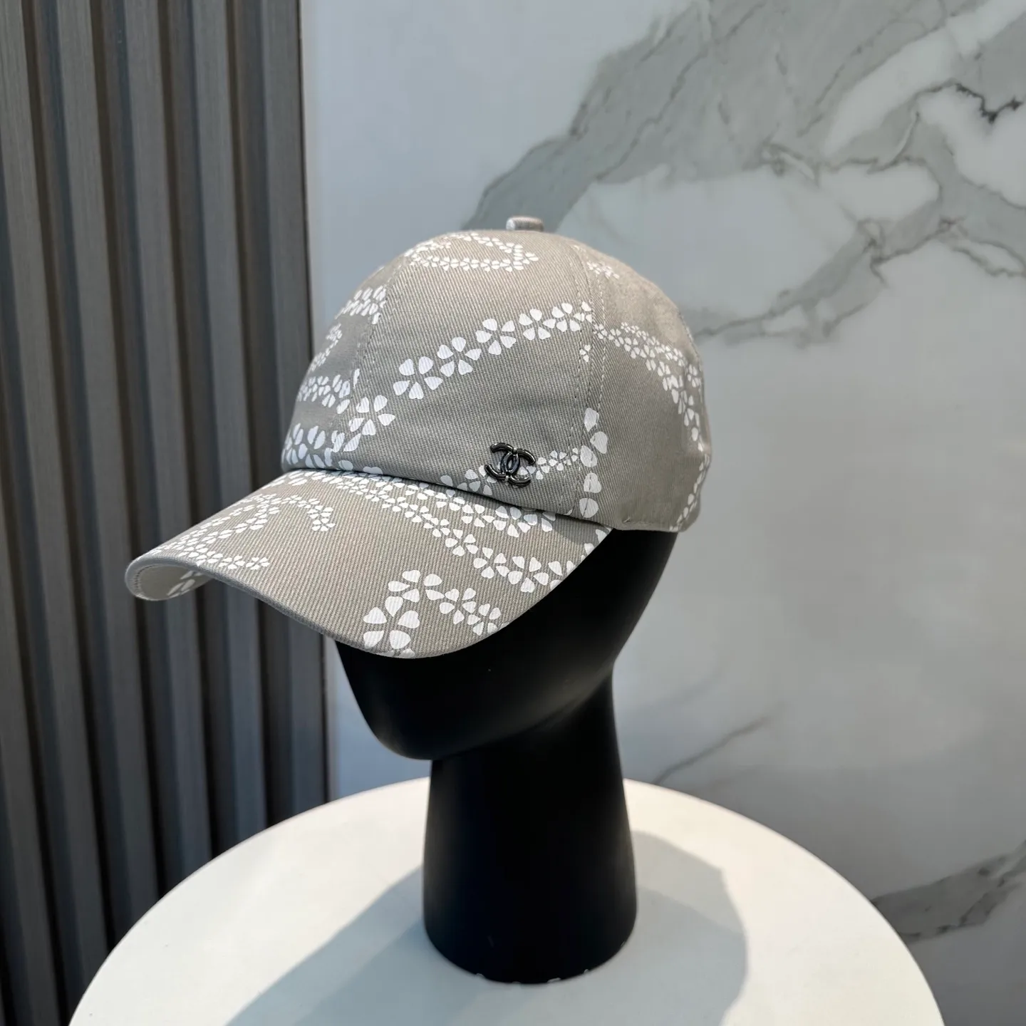 P60 new Chanel new high-version baseball cap, a classic baseball cap style, suitable for various occasions. Whether it is paired with casual wear or sportswear, it can easily enhance the fashion sense of the overall look. It is a trendy item that fashion lovers cannot miss.