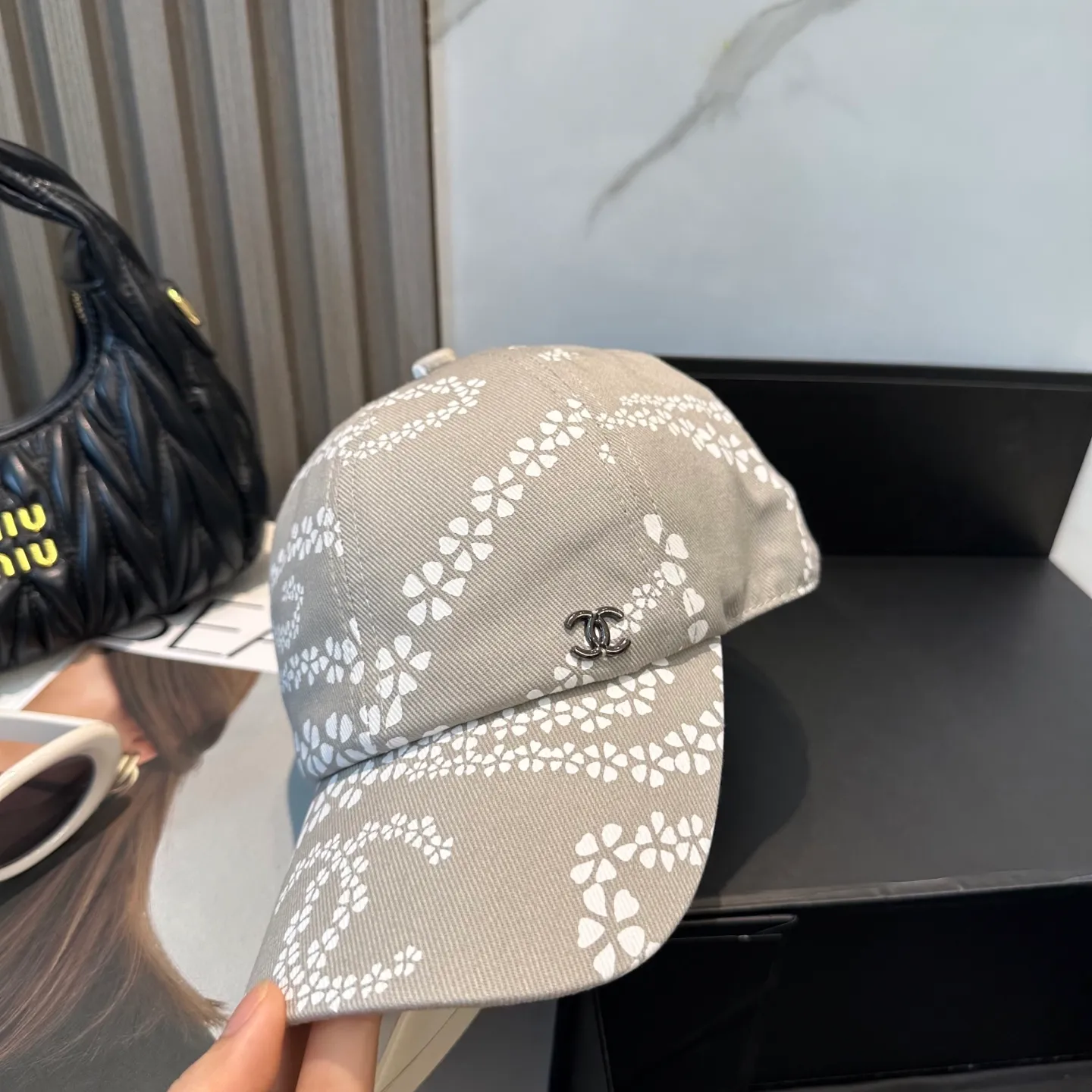 P60 new Chanel new high-version baseball cap, a classic baseball cap style, suitable for various occasions. Whether it is paired with casual wear or sportswear, it can easily enhance the fashion sense of the overall look. It is a trendy item that fashion lovers cannot miss.