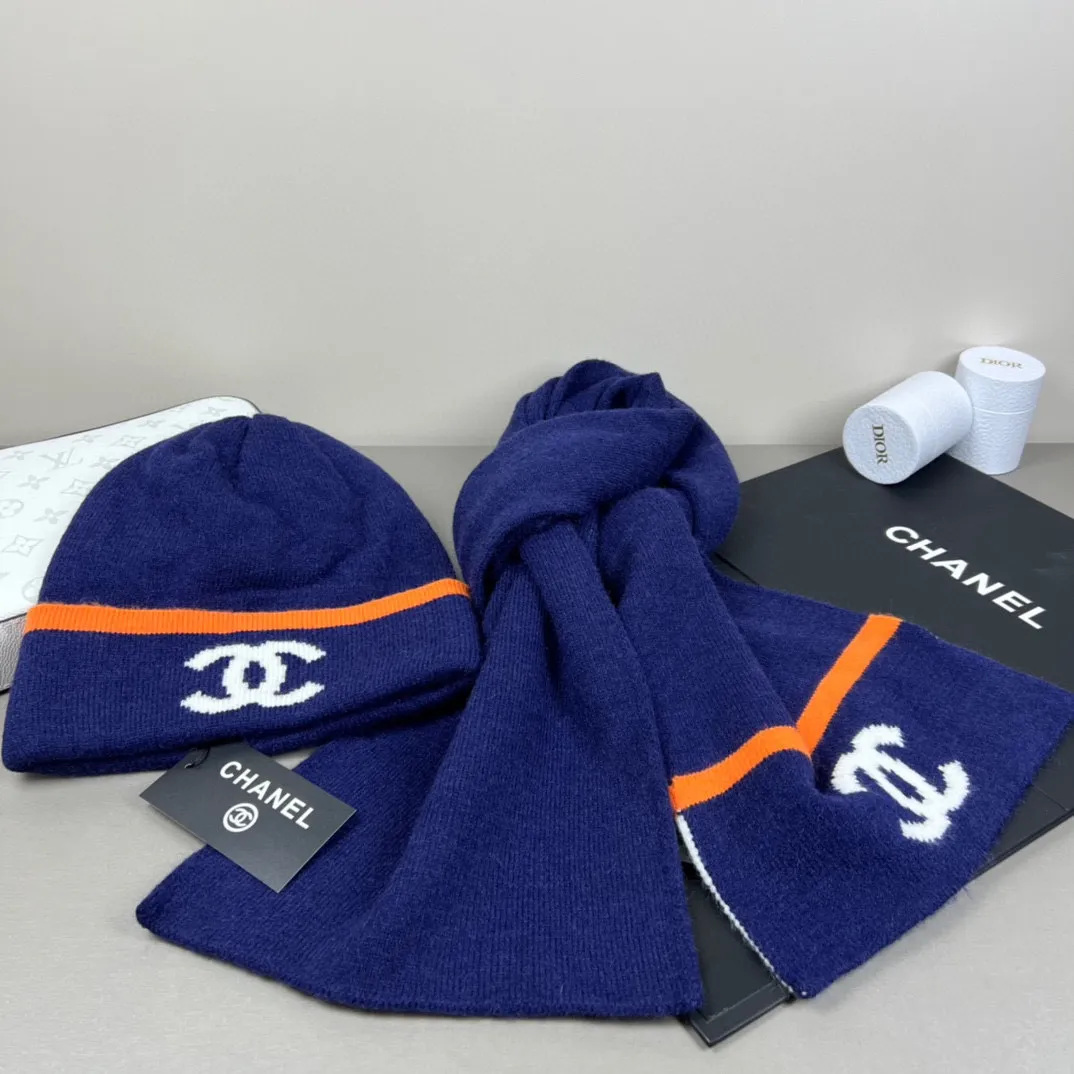 P150 CHANEL Xiaohongshu popular style, official website new classic suit hat! Hat ➕Scarf! It feels great in hand! It’s warm and super comfortable. This winter, all you need is a hat set like this. It’s warm and fashionable! Welcome to choose!!
