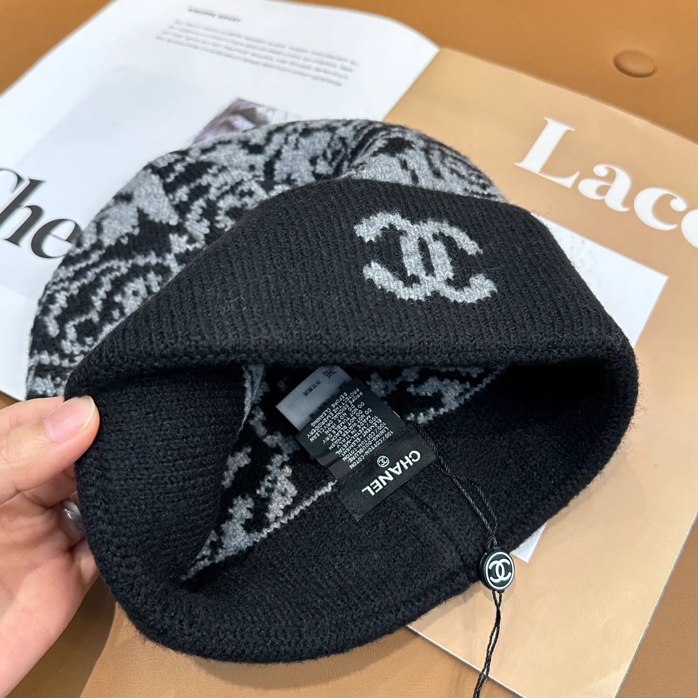 P60 Chanel Chanel's new autumn and winter camellia knitted hat recommended by internet celebrity fashion bloggers hides a quiet sense of high-end. Every line is neat and generous, simple but not simple, generous but not out of style. Every detail demonstrates high-end taste, and the sense of fashion becomes more and more intriguing in its restraint.