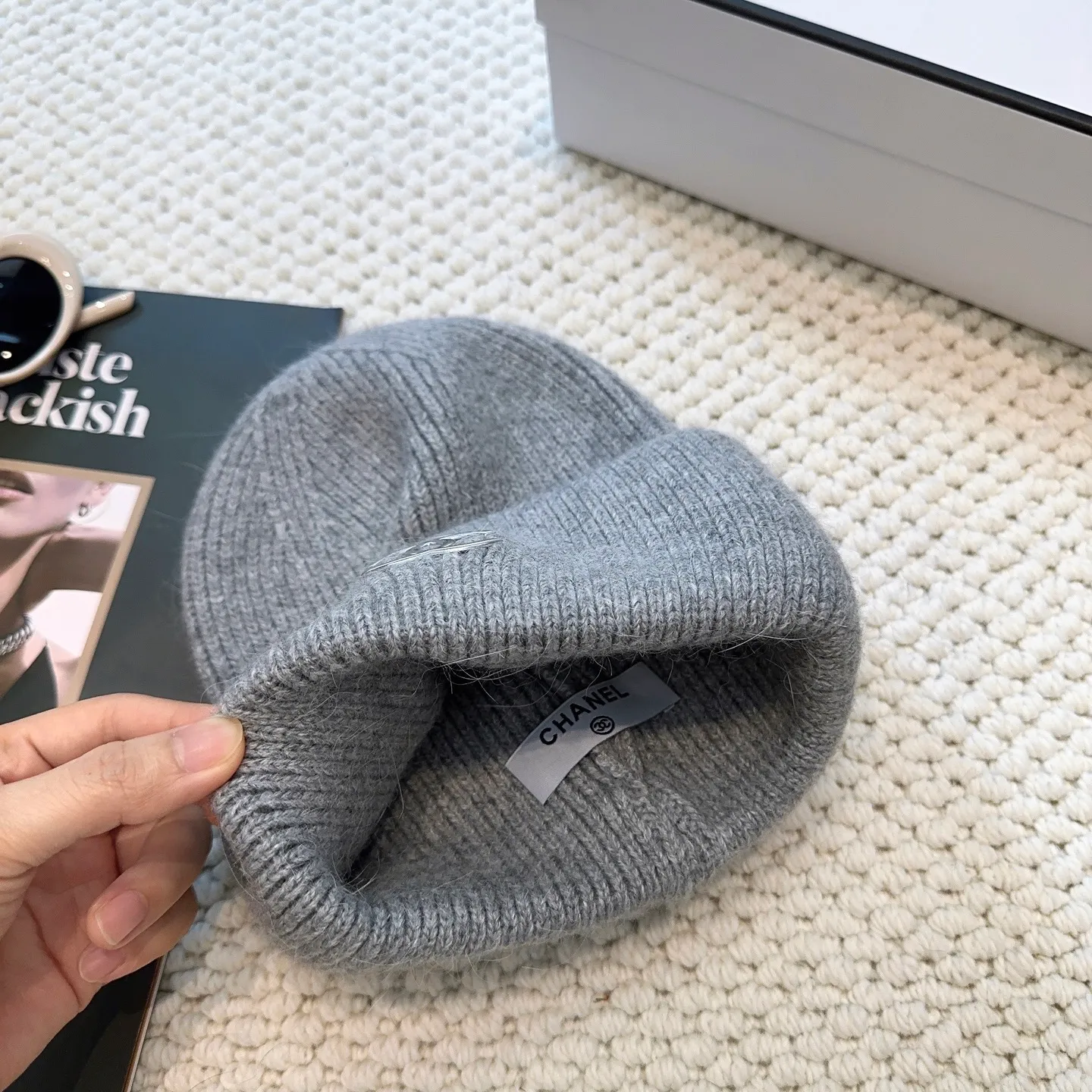 P60 comes with dust bag 🌺 [CHANEL] New rabbit fur knitted hat, Xiaohongshu, the main recommendation of major Internet celebrities! Thicker and warmer, fashionable and popular🌸First-class texture, the best brand for keeping warm in autumn and winter, order now, limited quantity available