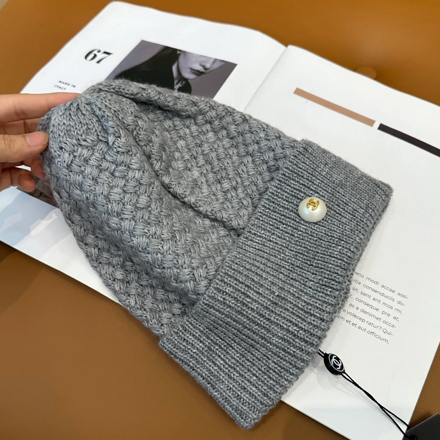 P70 Chanel official website quality Chanel autumn and winter fashion blogger recommended knitted hat, which hides a quiet sense of luxury. Every line is neat and generous, simple but not simple, generous and stylish. Every detail shows high-end taste, and the sense of fashion becomes more and more intriguing in the restraint.