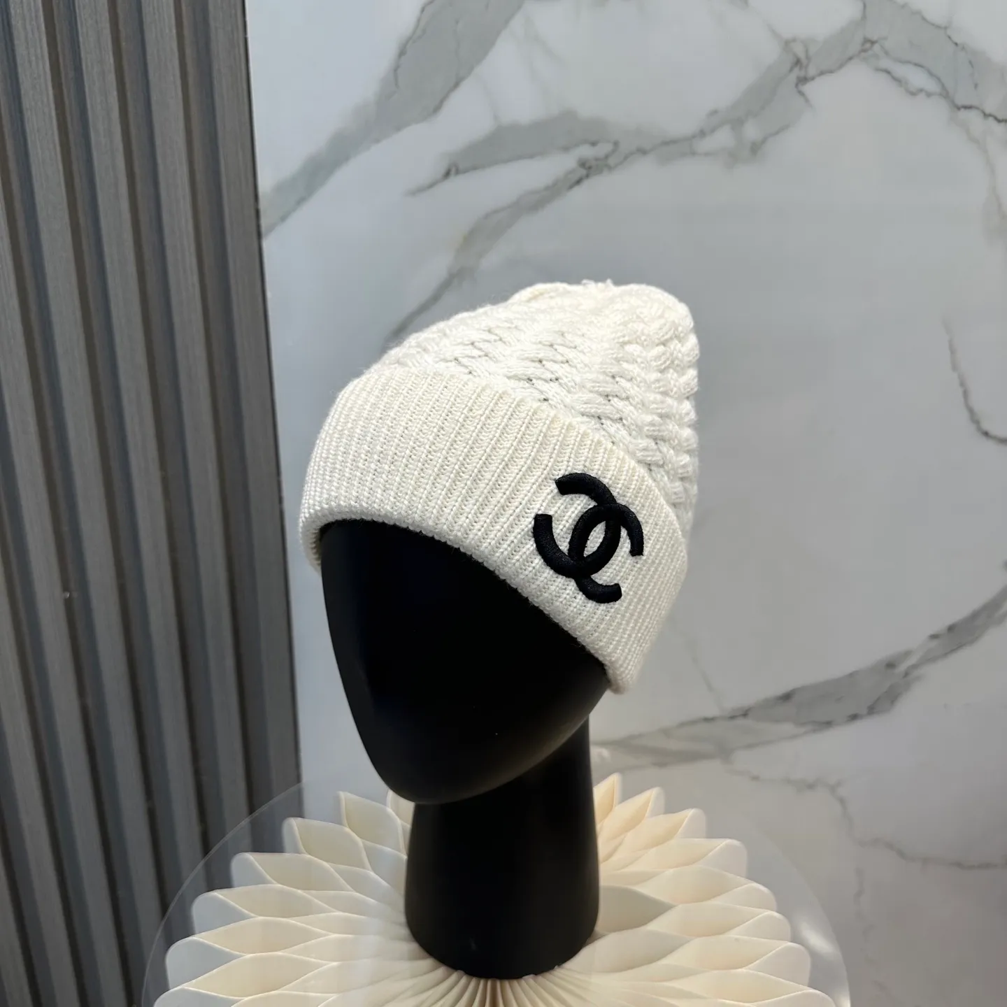 P80 Chanel official website high-quality Chanel autumn and winter knitted hat recommended by internet celebrity fashion bloggers. It hides a quiet sense of high-end. Every line is neat and generous, simple but not simple, generous and stylish. Every detail shows high-end taste, and the sense of fashion becomes more and more intriguing in the restraint.