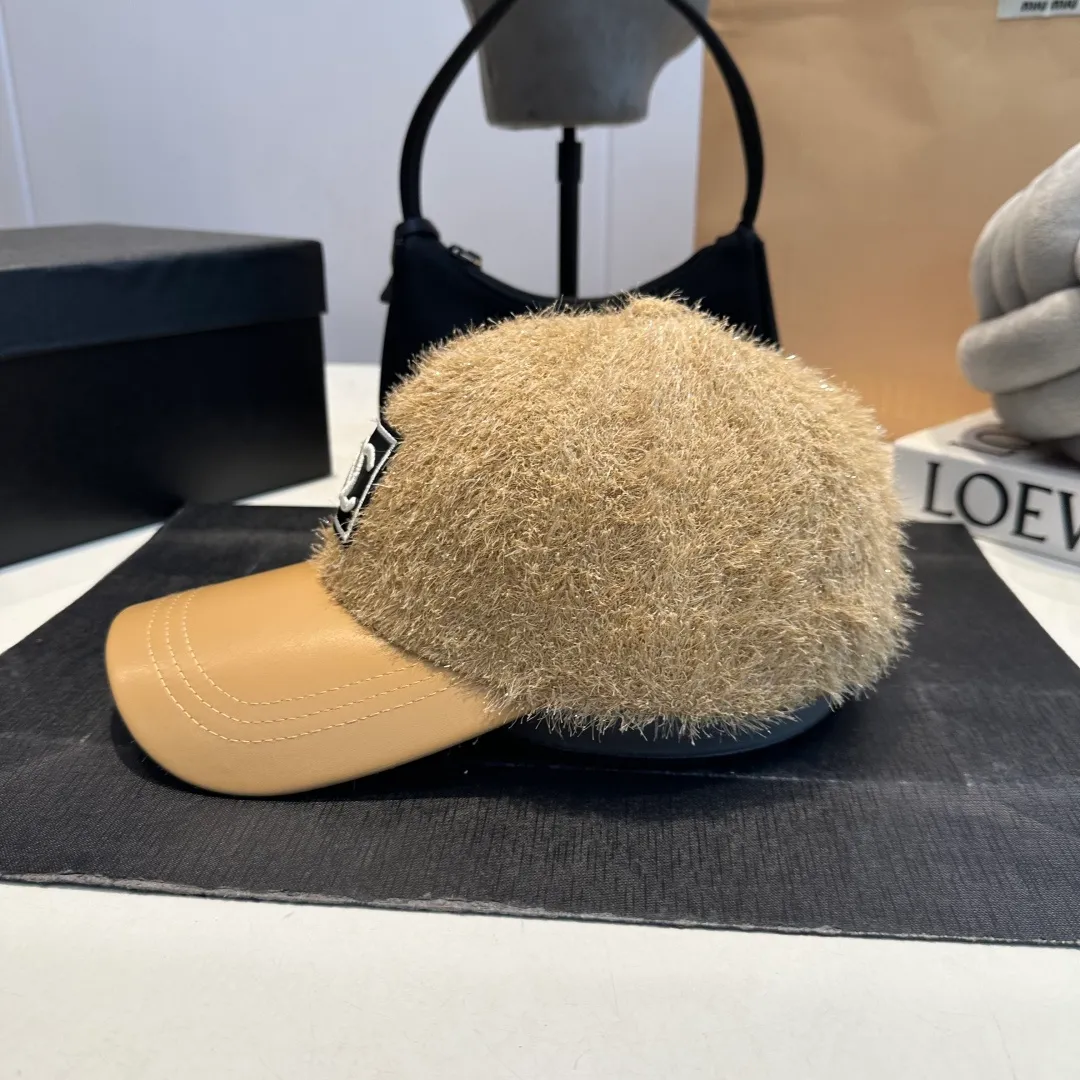 P60 CHANEL Chanel's new autumn and winter small fragrance style baseball cap🧢, the big brand model is super easy to match, one that you can wear with your eyes closed