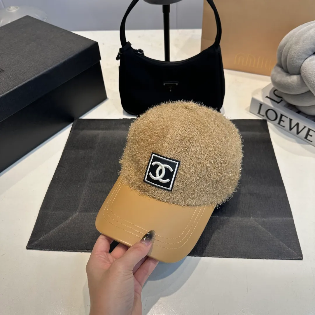 P60 CHANEL Chanel's new autumn and winter small fragrance style baseball cap🧢, the big brand model is super easy to match, one that you can wear with your eyes closed