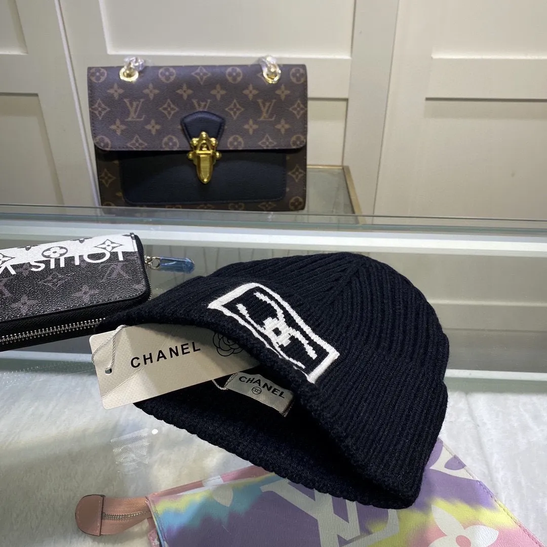 P44 comes with dust bag. CHANEL🎩cashmere wool quality knitted hat, fashionable, good quality, high-end, super soft! Super hot💖The texture is great and it’s great to match when out on the street! Fashion trends! A must-have item for autumn and winter, get it now!