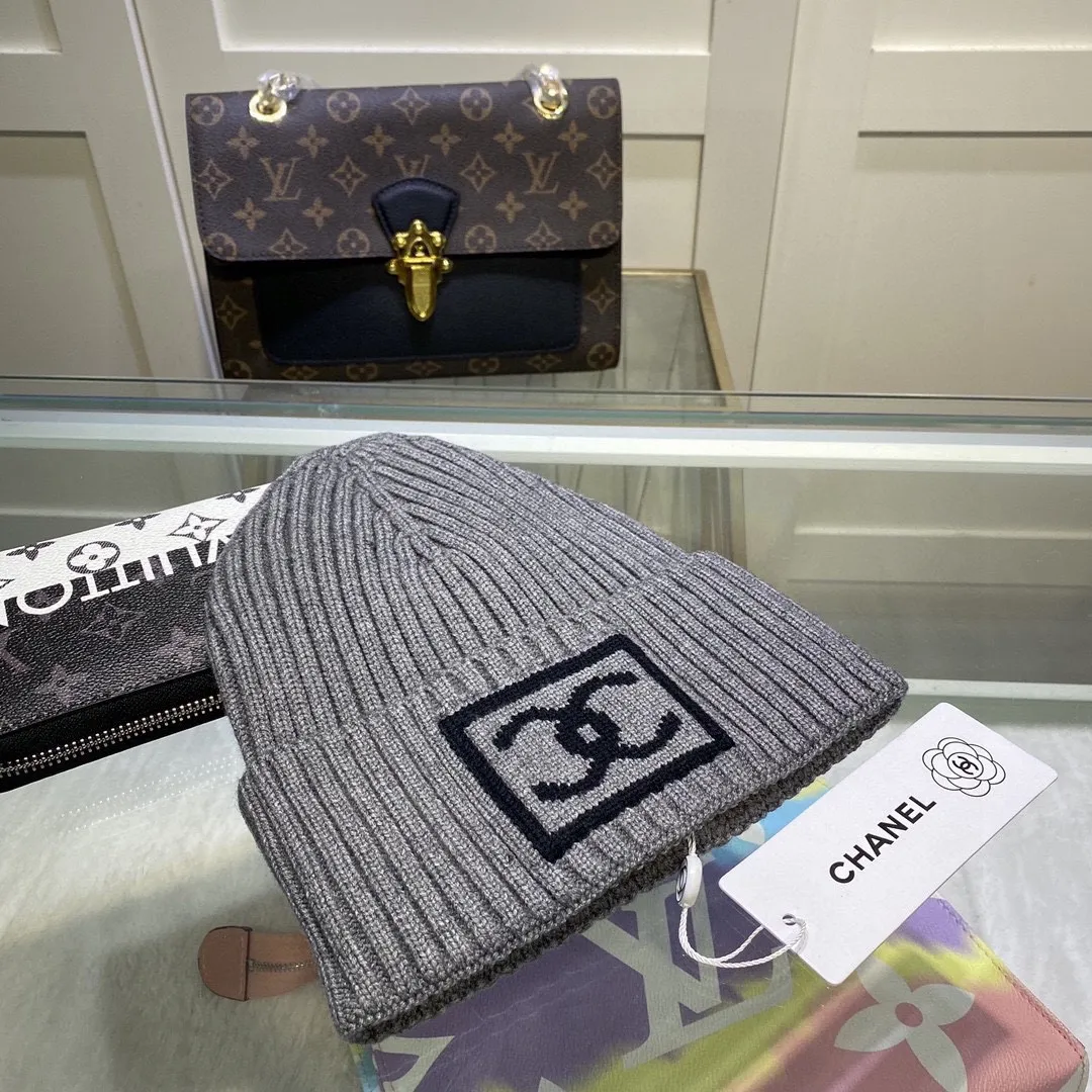 P44 comes with dust bag. CHANEL🎩cashmere wool quality knitted hat, fashionable, good quality, high-end, super soft! Super hot💖The texture is great and it’s great to match when out on the street! Fashion trends! A must-have item for autumn and winter, get it now!