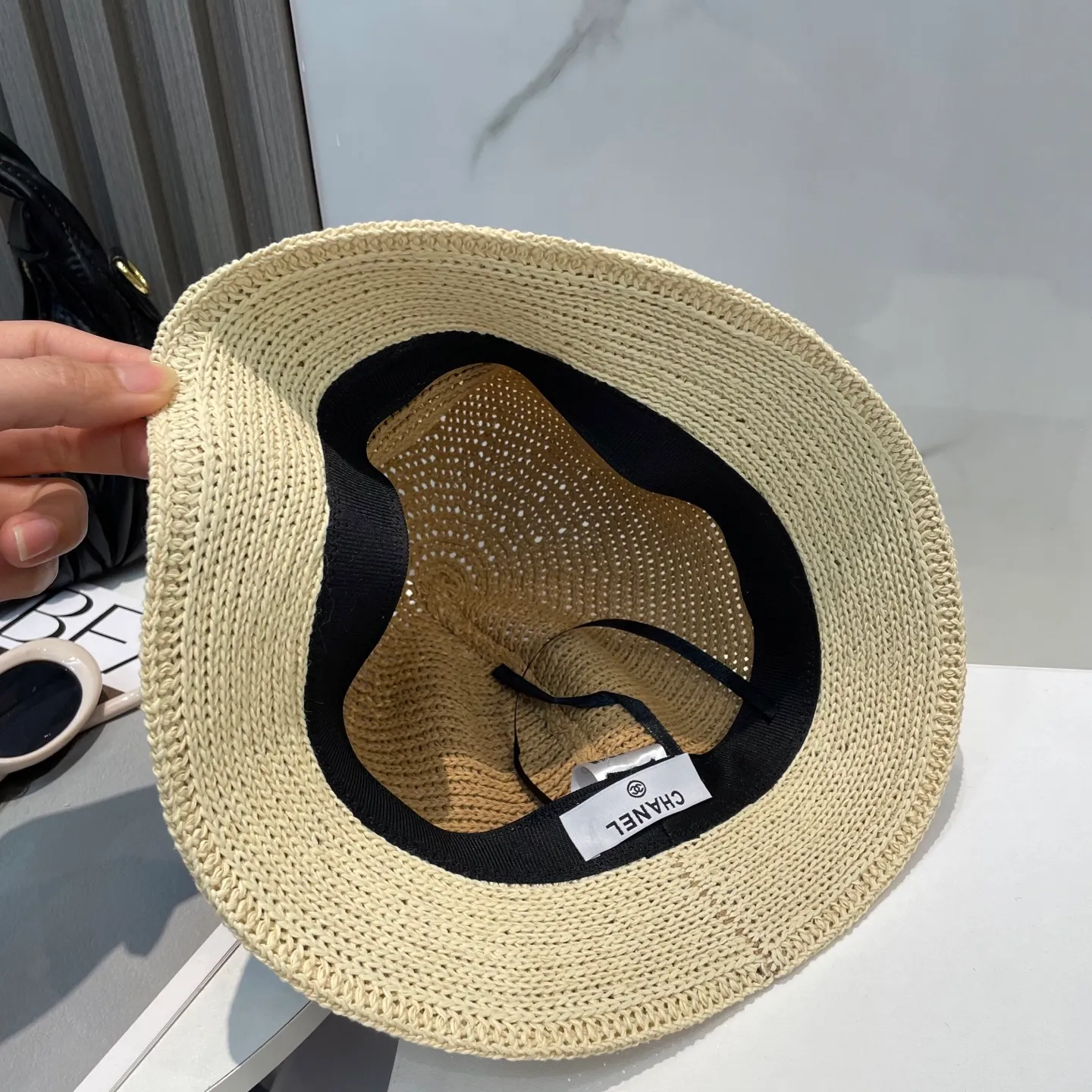P66 CHANEL's new knitted basin hat, made of high density, a super tasteful knitted hat ~ the first choice for going out on the street! The shape of the hat is super nice, the color is perfect, and it’s light to carry! A must-have for little fairies🧚Head circumference 57cm