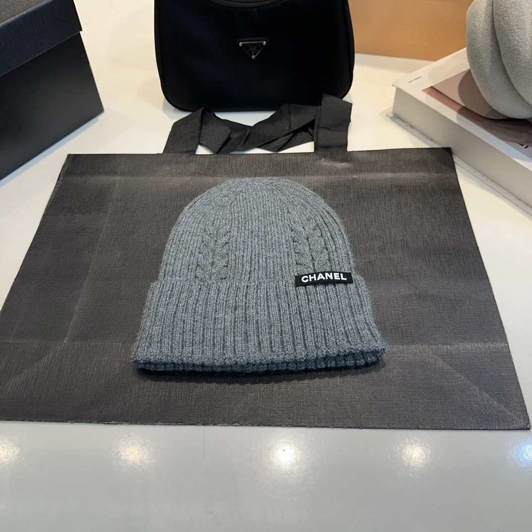 P50 CHANEL Autumn and Winter Striped Twist Wool Knitted Thick Cuffed Beanie Hat. The year-end heavy-duty high-looking fairy knitted hat is extremely versatile, easy on the head, and feels extremely soft and waxy. High-elastic rabbit wool does not deform.