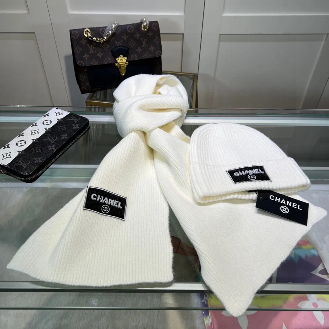 P170 CHANEL Xiaohongshu popular style, official website new classic suit hat! Hat ➕Scarf! It feels great in hand! It’s warm and super comfortable. This winter, all you need is a hat set like this. It’s warm and fashionable! Welcome to choose!!