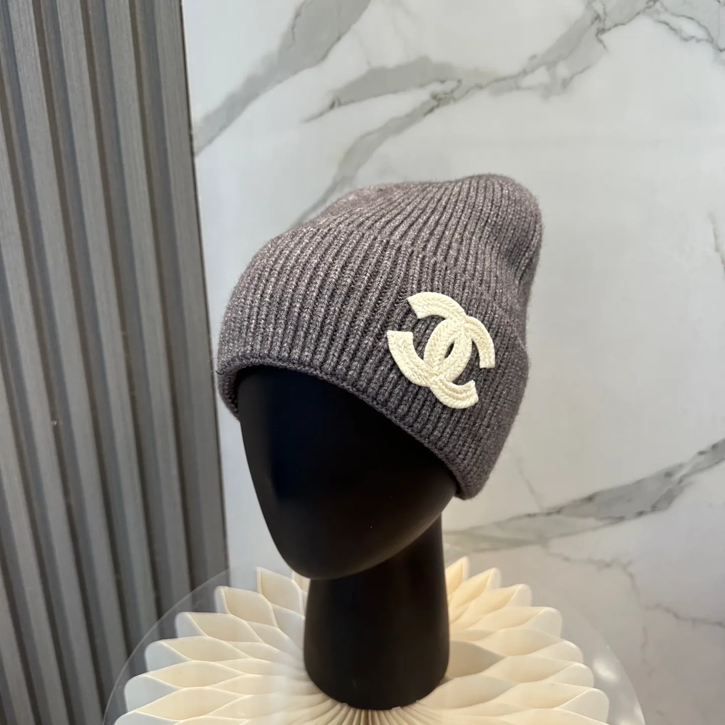 P56 comes with dust bag 🌺 [CHANEL] New rabbit fur knitted hat, Xiaohongshu, the main recommendation of major Internet celebrities! Thicker and warmer, fashionable and popular🌸First-class texture, the best brand for keeping warm in autumn and winter, order now, limited quantity available