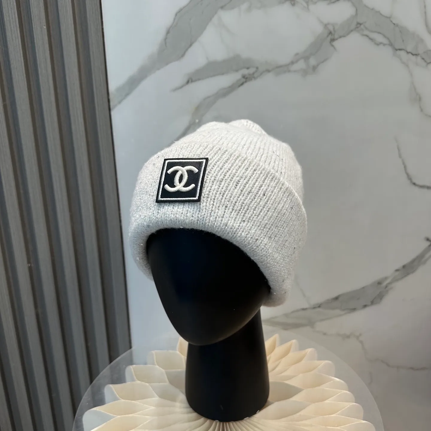 P66 comes with dust bag 🌺 [CHANEL] New knitted hat, Xiaohongshu, the main recommendation of major Internet celebrities! Thicker and warmer, fashionable and popular🌸First-class texture, the best brand for keeping warm in autumn and winter, order now, limited quantity available