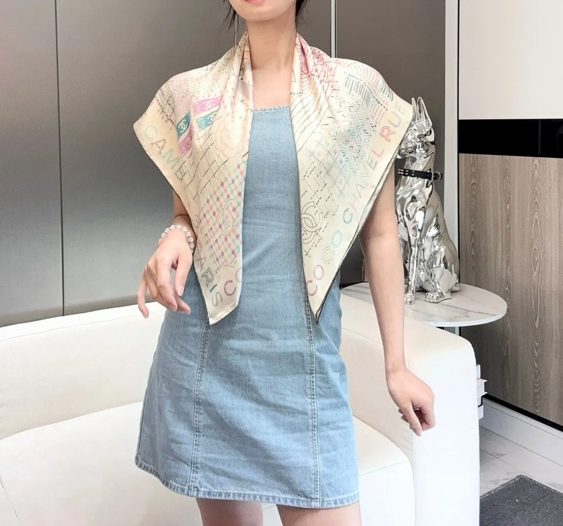💰310. Product name: Colorful Kangpeng Fabric: Silk Size: 90*90 Color: Black Off-white Fashion is the process of constant transformation of classics. Classics reappear. Xiangjia Kangpeng series was launched in 2004. It is quilted and has a unique design with a large cc logo that is the symbol of Xiangjia. It is very popular. The name "Campon" comes from the hat workshop opened by Coco-Chamberlain on rue Cambon in Paris in 1910. Since then, rue Cambon has been a special symbol of Chanel's success, including the haute couture store she opened at 31 rue Cambon.