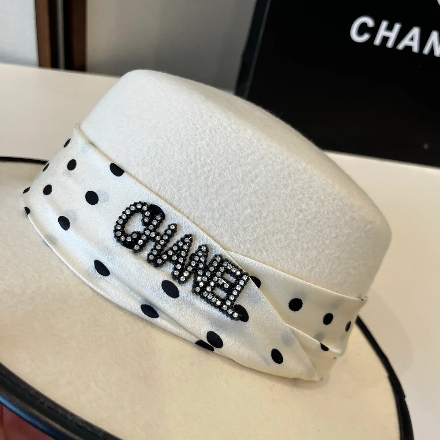 💰200¥ White Chanel new wool top hat, flat top hat, 100% wool fabric 🦙%, head circumference 57cm