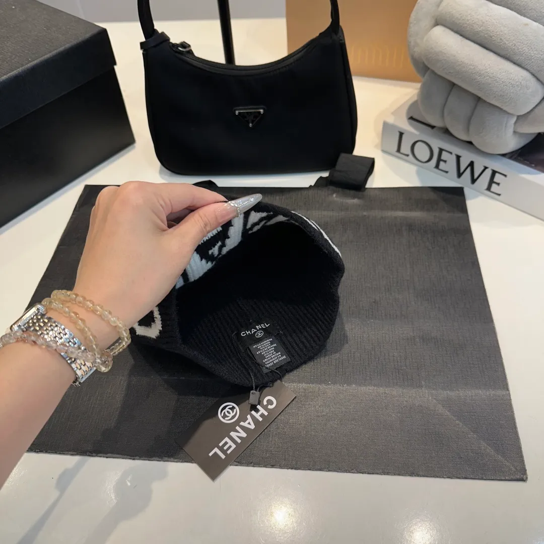 P70 2025 Official Chanel Chanel Autumn and Winter Beanie Recommended by Internet Celebrity Fashion Bloggers, Xiaohongshu Popular Style, Knitted Beanie with Super Soft and Comfortable Feel, Excellent Elasticity!