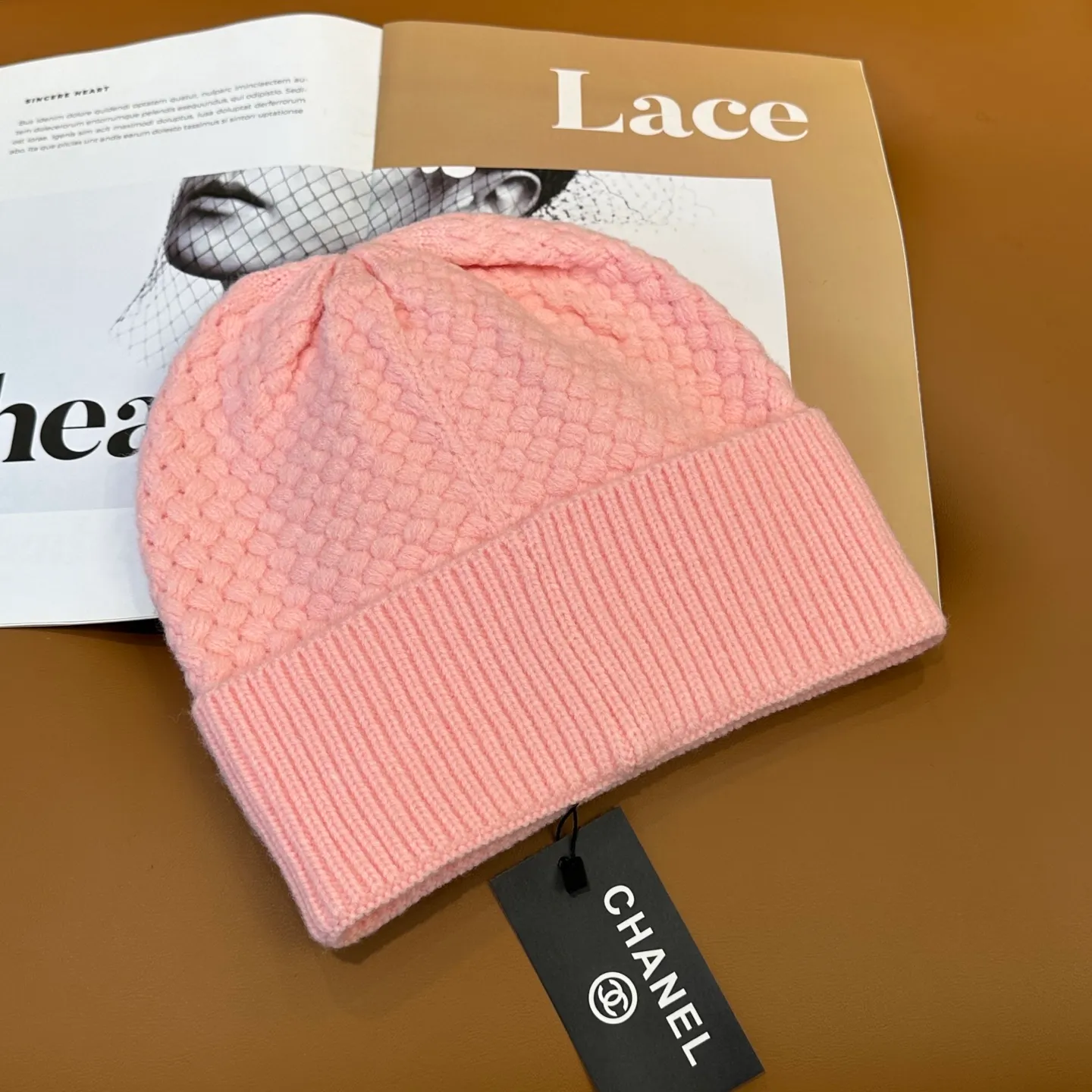P70 Chanel official website quality Chanel autumn and winter knitted hat recommended by internet celebrity fashion bloggers. It hides a quiet sense of high-end. Every line is neat and elegant, simple but not simple, generous but not out of style. Every detail shows high-end taste, and the sense of fashion becomes more and more intriguing in the restraint.