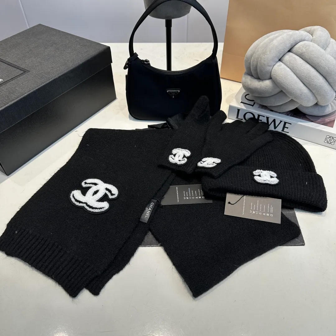 P170 CHANEL Xiaohongshu popular style, official website new classic suit hat! Hat+glove+hat feels great! It’s warm and super comfortable. This winter, all you need is a hat set like this. It’s warm and fashionable! Welcome to choose!
