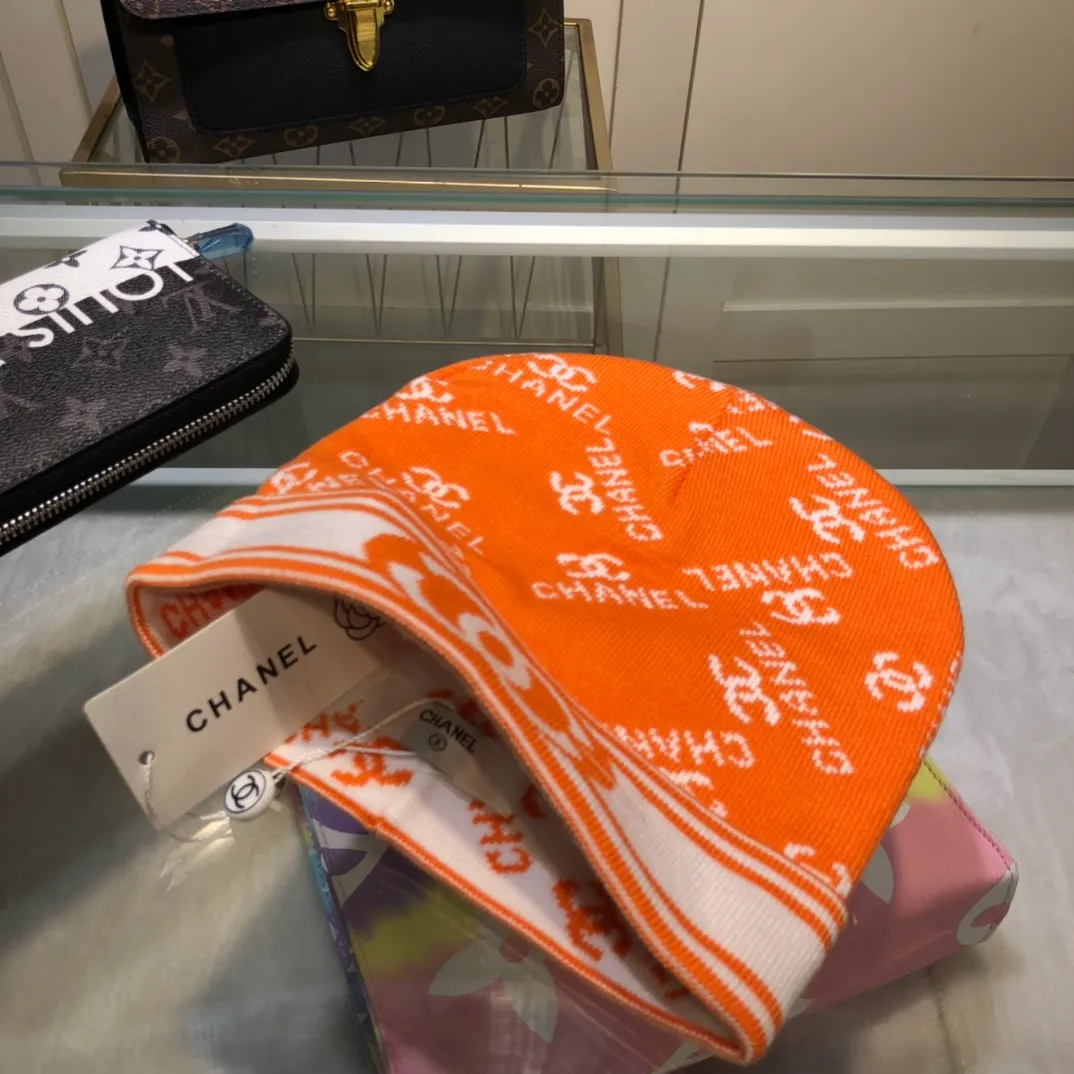 P70 comes with dust bag. CHANEL🎩cashmere wool quality knitted hat, fashionable, good quality, high-end, super soft! Super hot💖The texture is great and it’s great to match when out on the street! Fashion trends! A must-have item for autumn and winter, get it now!