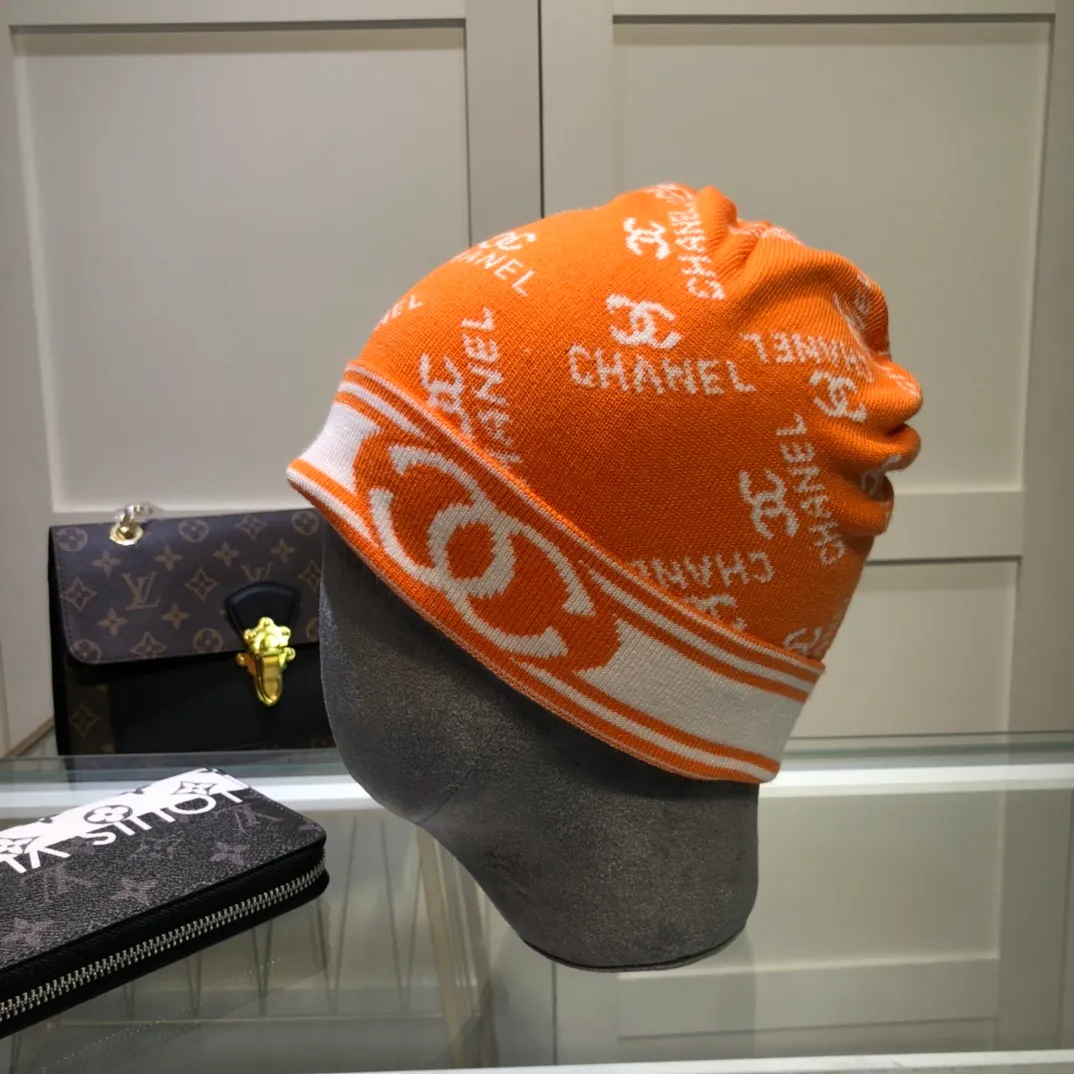P70 comes with dust bag. CHANEL🎩cashmere wool quality knitted hat, fashionable, good quality, high-end, super soft! Super hot💖The texture is great and it’s great to match when out on the street! Fashion trends! A must-have item for autumn and winter, get it now!