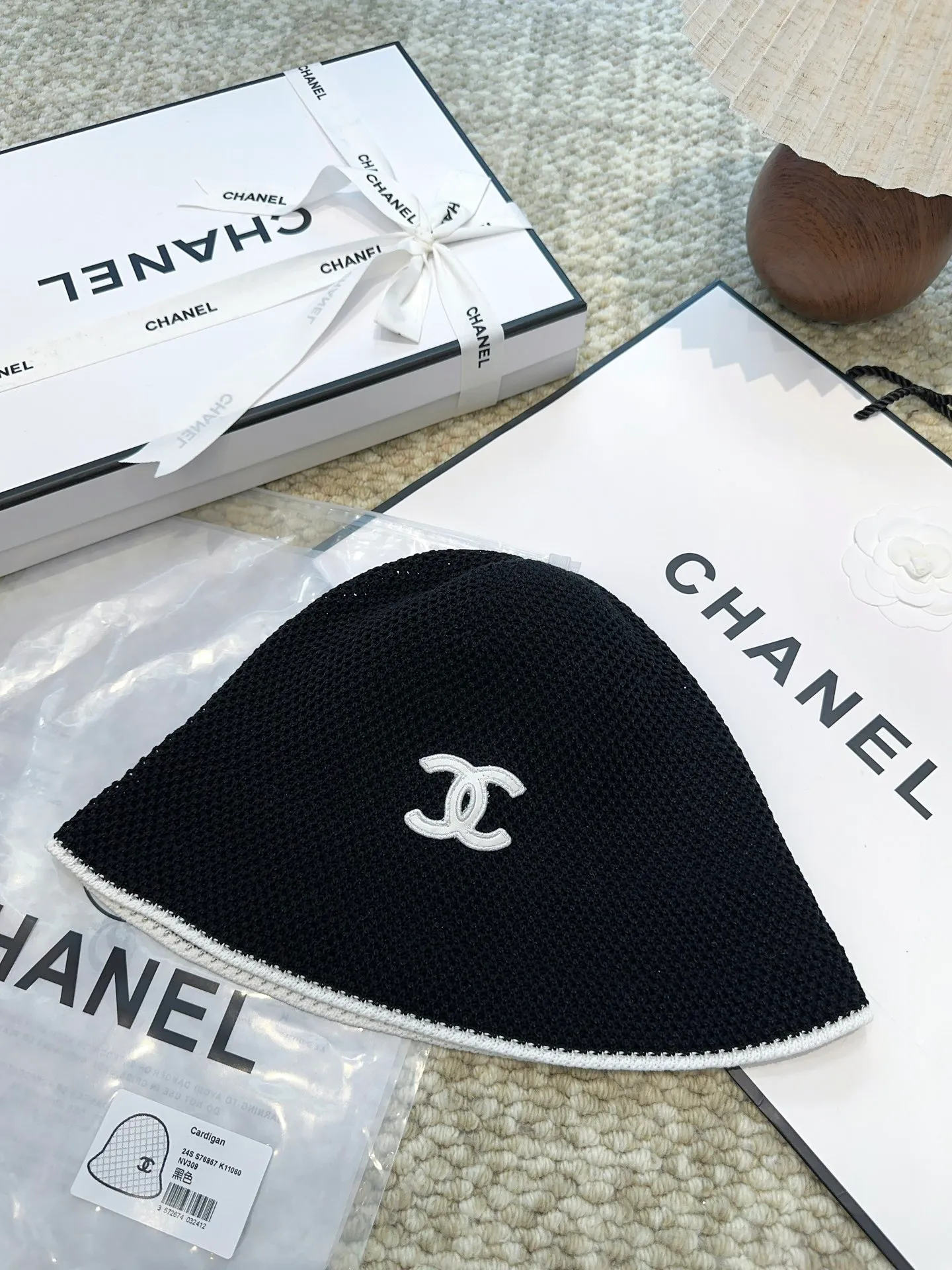 Hot 🔥The fashionable little item on the Internet is here, the Chanel 25c bucket hat, versatile colors + genuine lambskin logo. It’s really textured, and the key point is that it looks super good when worn. It’s super eye-catching, French style for ladies, can be worn in all seasons 👍👍👍 Foldable and storage